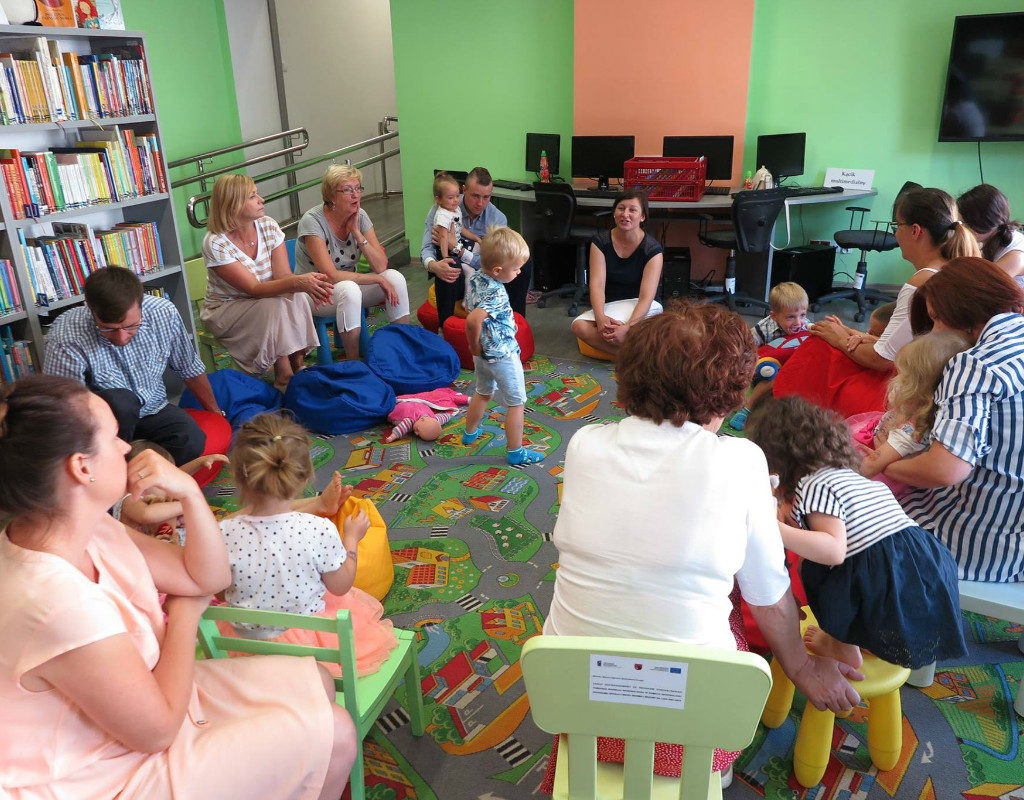 Wnętrze biblioteki. Dzieci wraz z opiekunami podczas ostatnich zajęć w Klubie Malucha.
