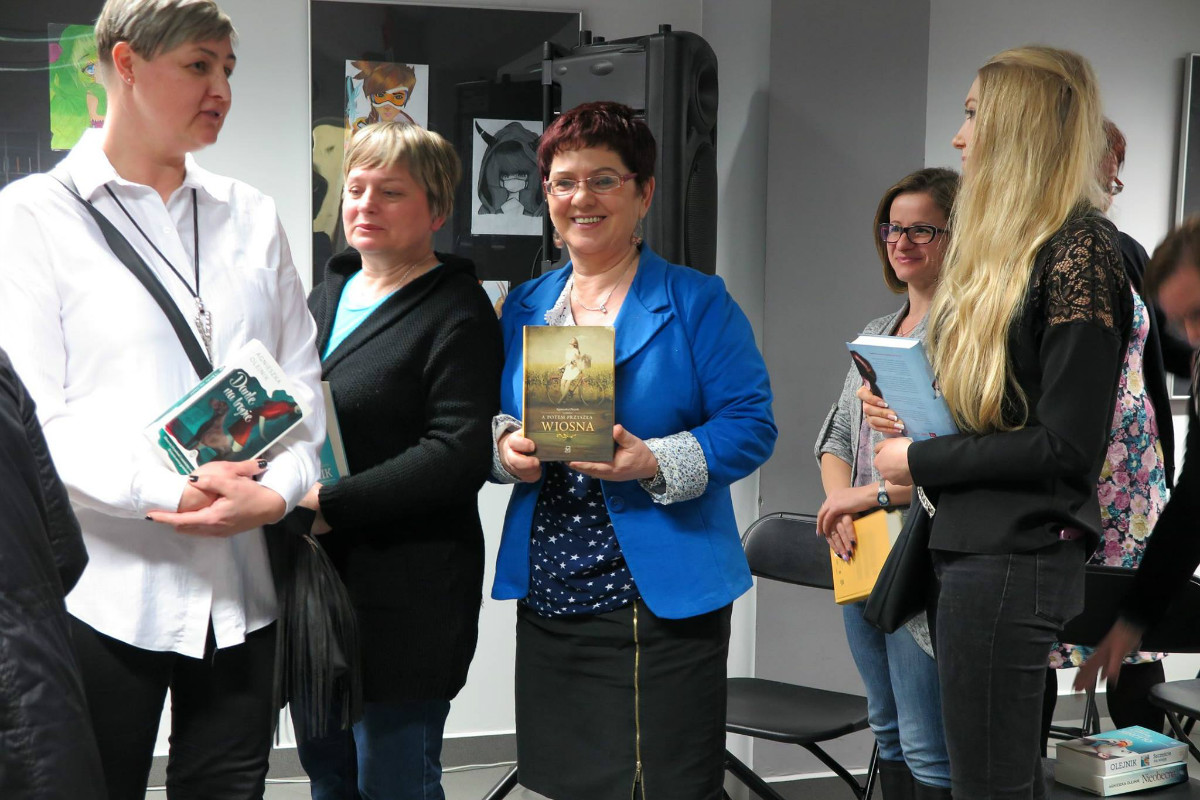 Czytelnicy z książkami autorki Agnieszki Olejnik. 