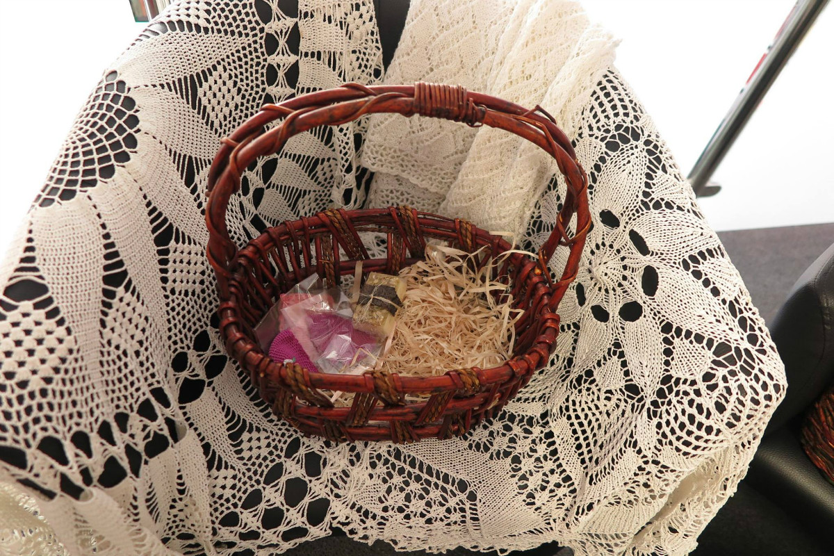 W wiklinowym koszyku siano i mydełka wykonane przez panie z Klubu Rękodzieła. 