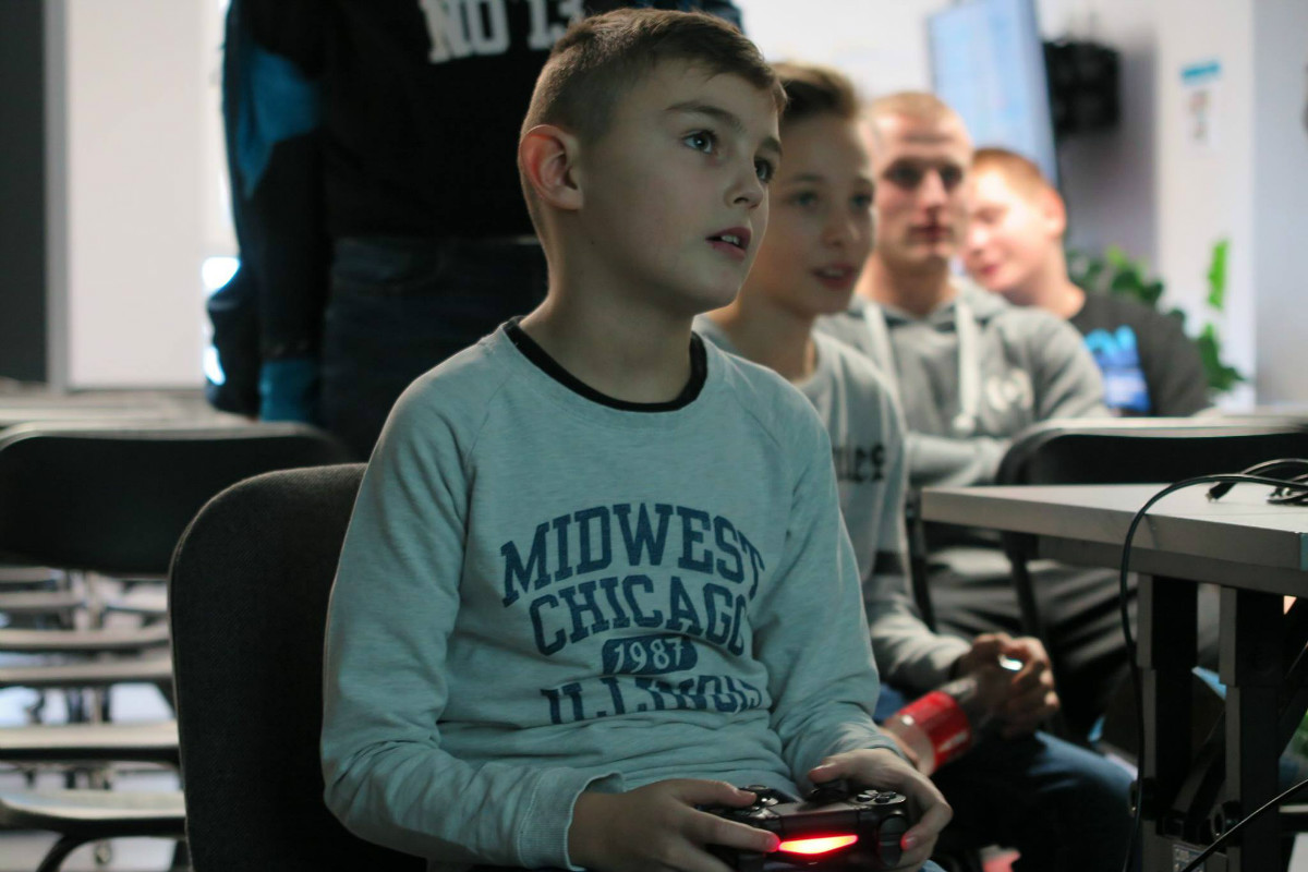 Uczestnik turnieju gry komputerowej FIFA 17.