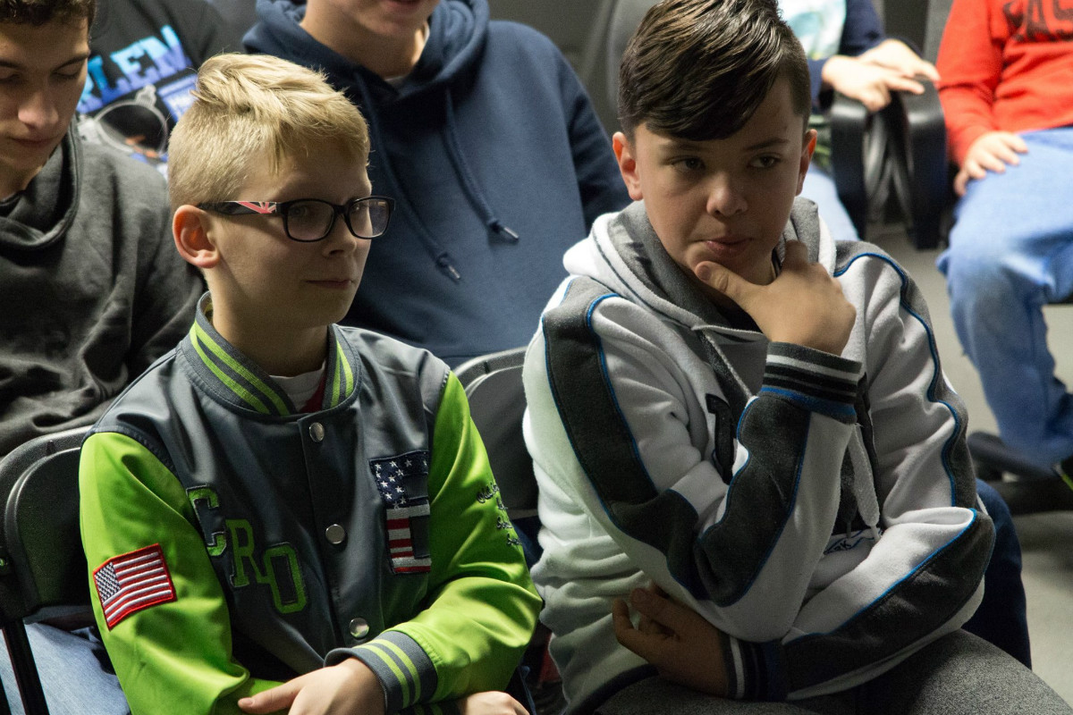 Młodzież zgromadzona na turniej gry komputerowej FIFA 17.