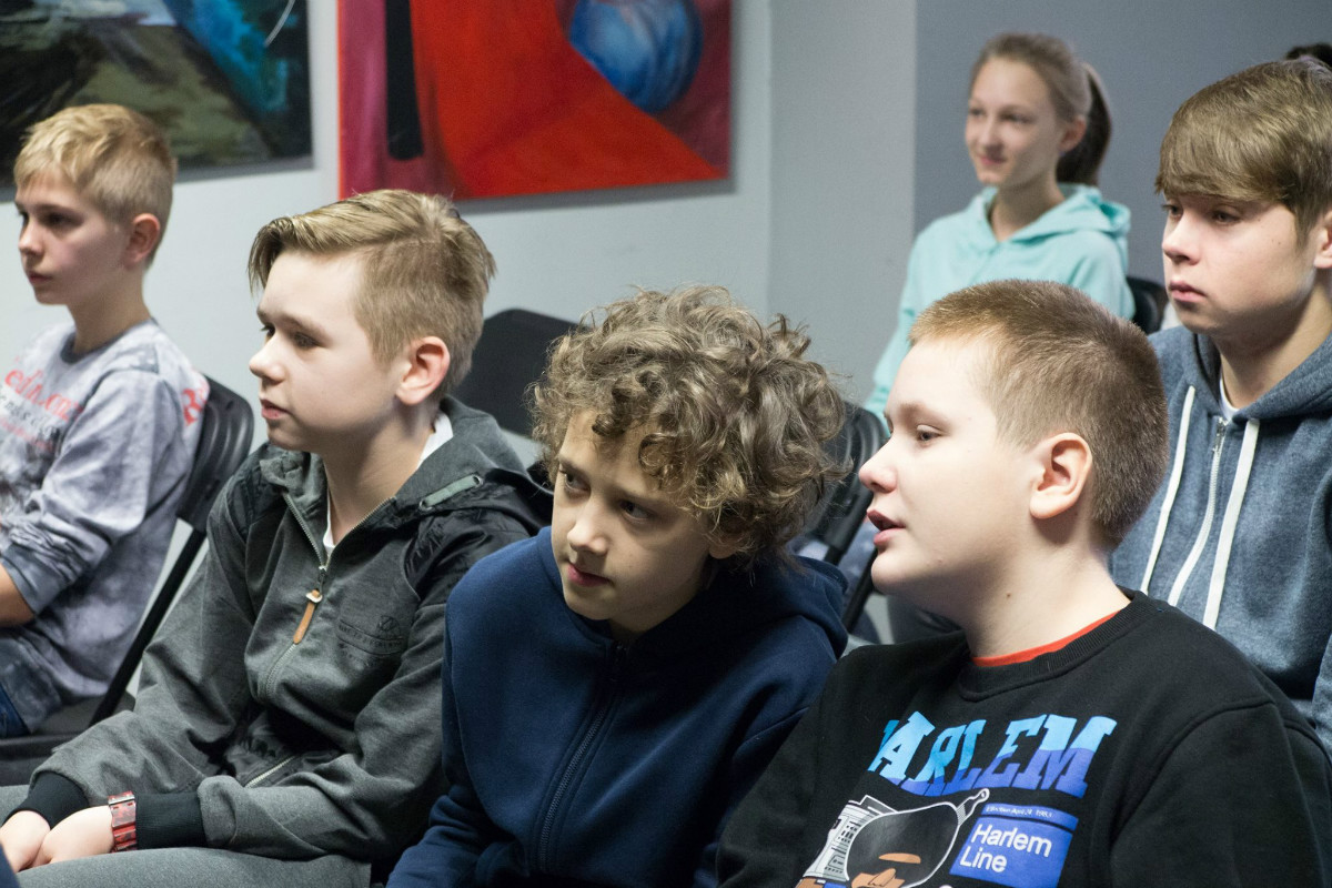 Młodzież zgromadzona na turniej gry komputerowej FIFA 17.