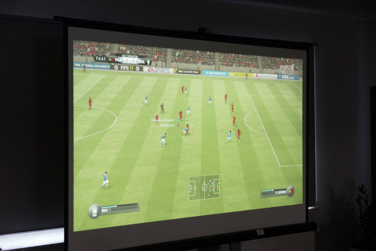 Na monitorze wyświetlony turniej gry nożnej FIFA 17 w bibliotece.