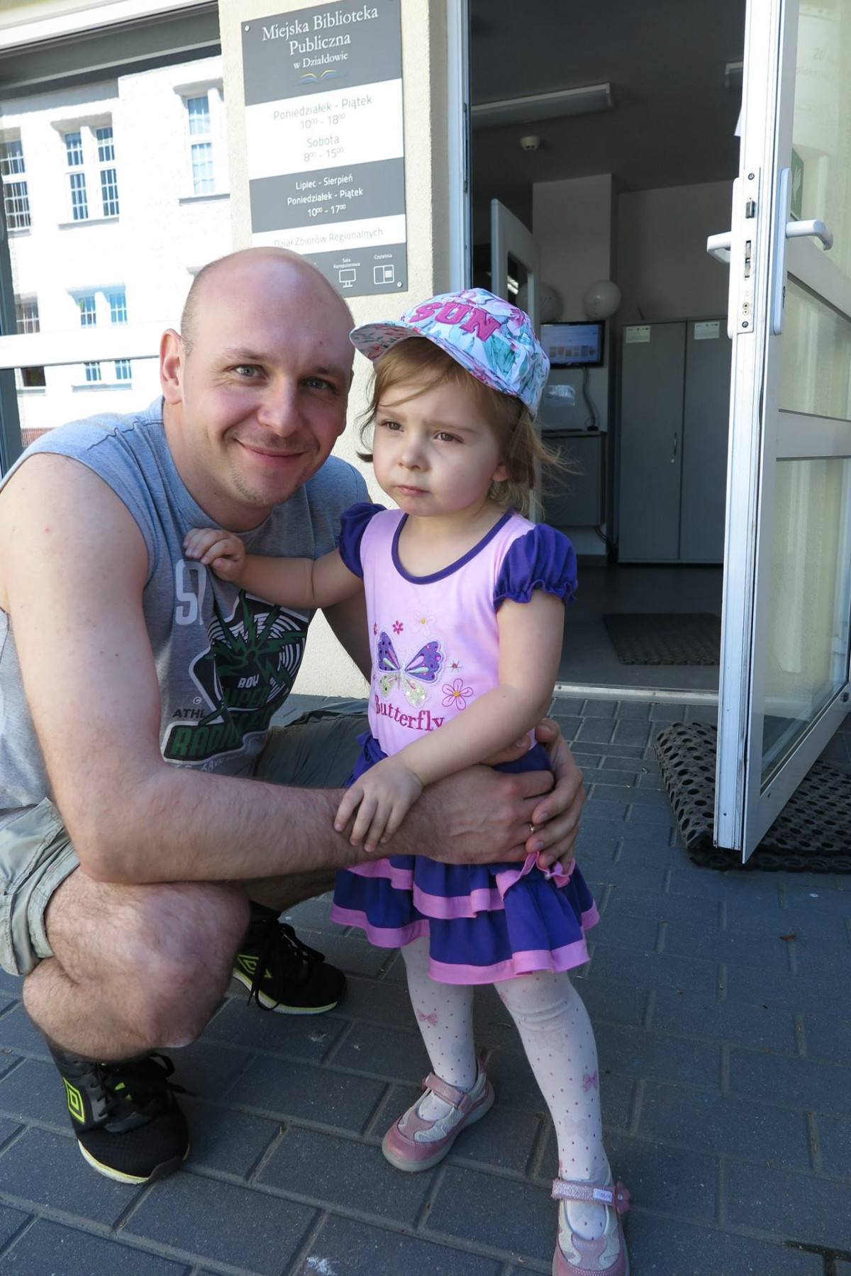 Dziewczynka z tatą przed MBP w Działdowie.