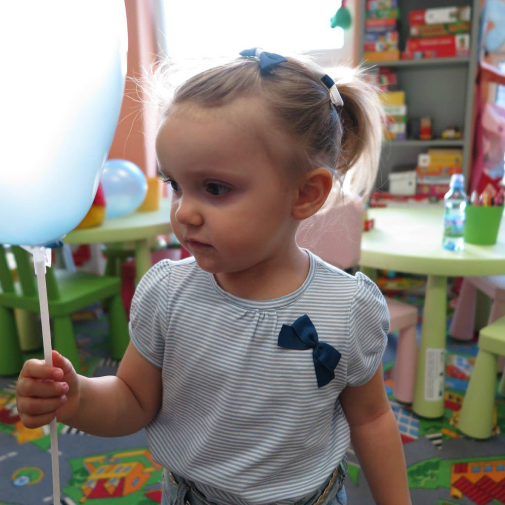 Dziewczynka z niebieskim balonem.
