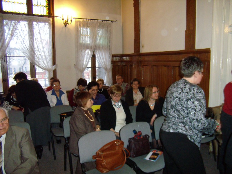 Wnętrze szkoły muzycznej.  Goście zgromadzeni na spotkanie z pisarką Katarzyną Enerlich.