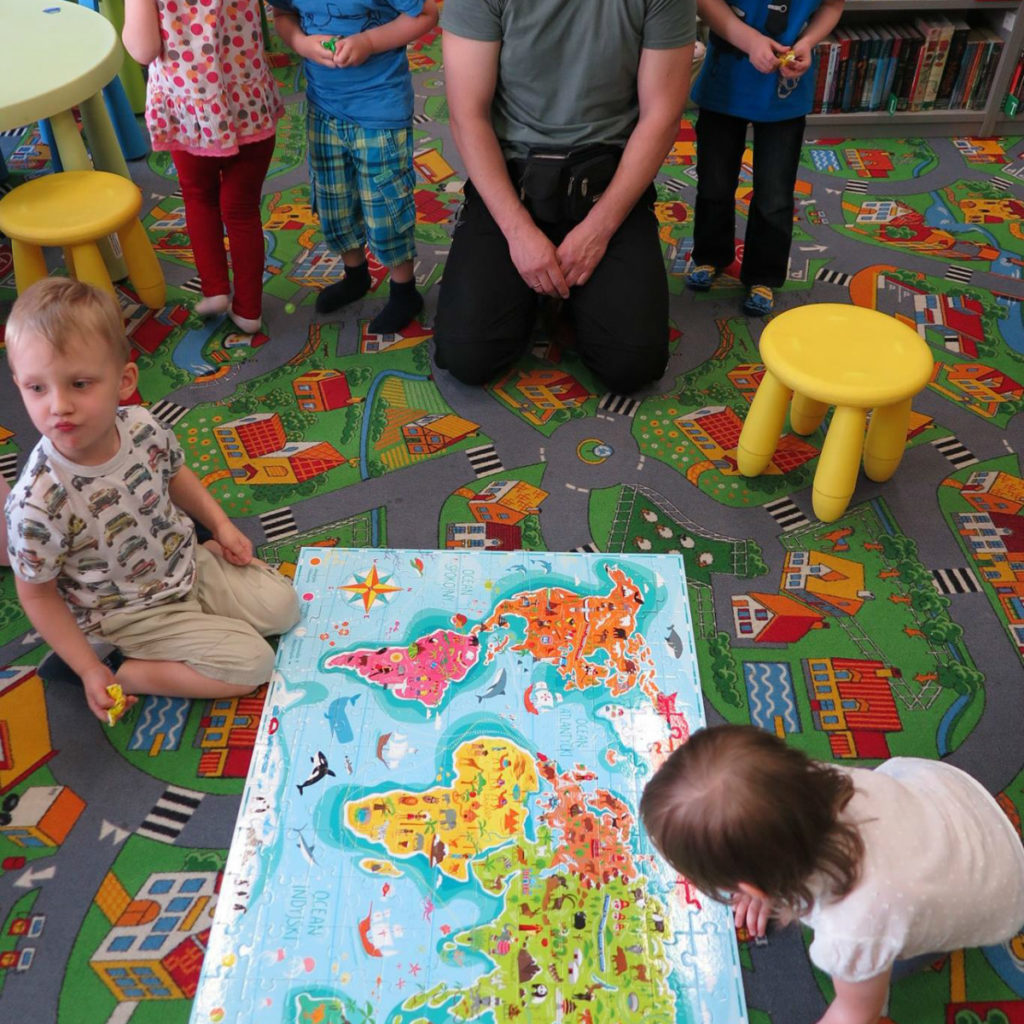 Dzieci oglądają mapę świata.