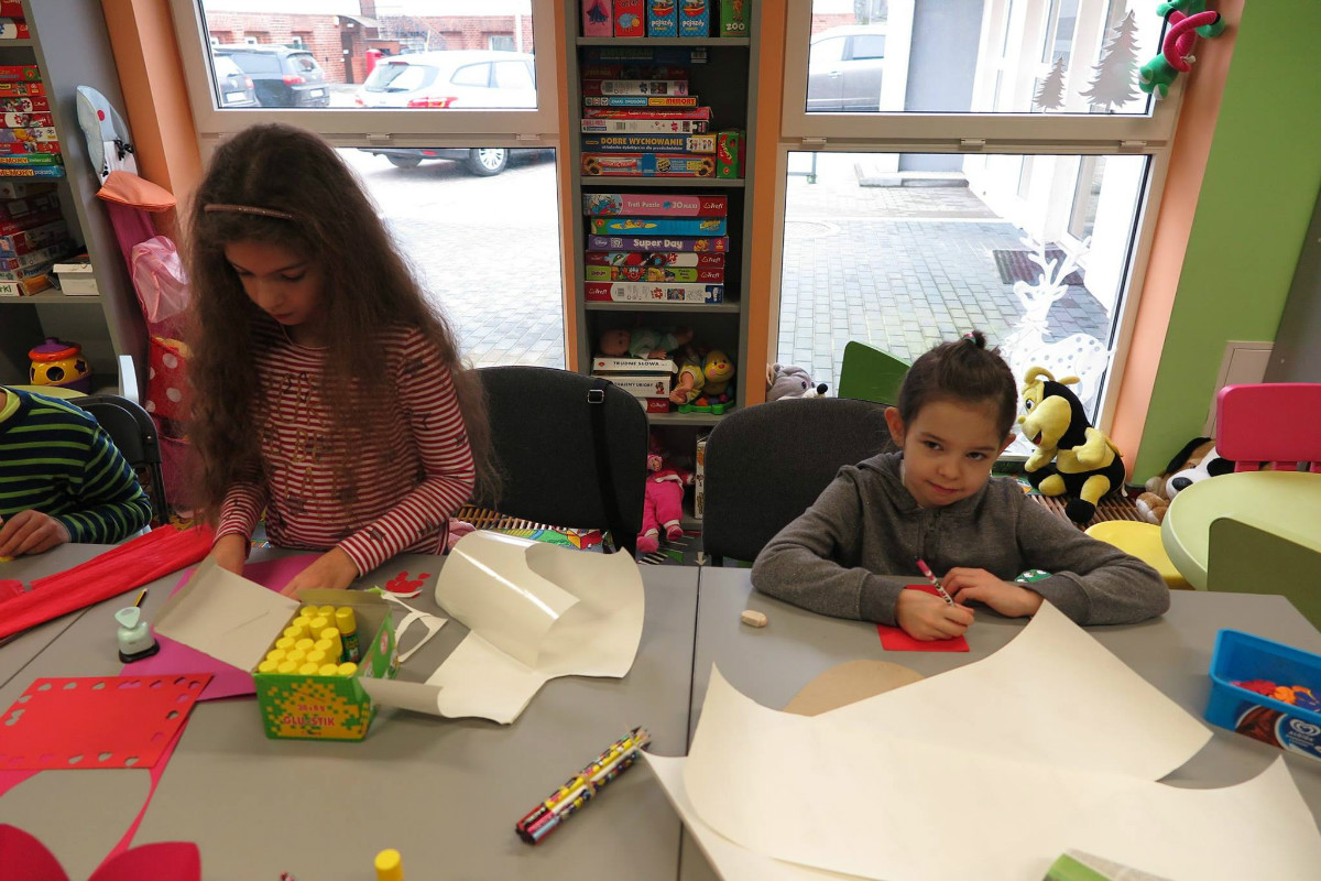Przy stoliku dziewczynki robią kartki walentynkowe oraz jednorożce z wcześniej przygotowanych elementów.