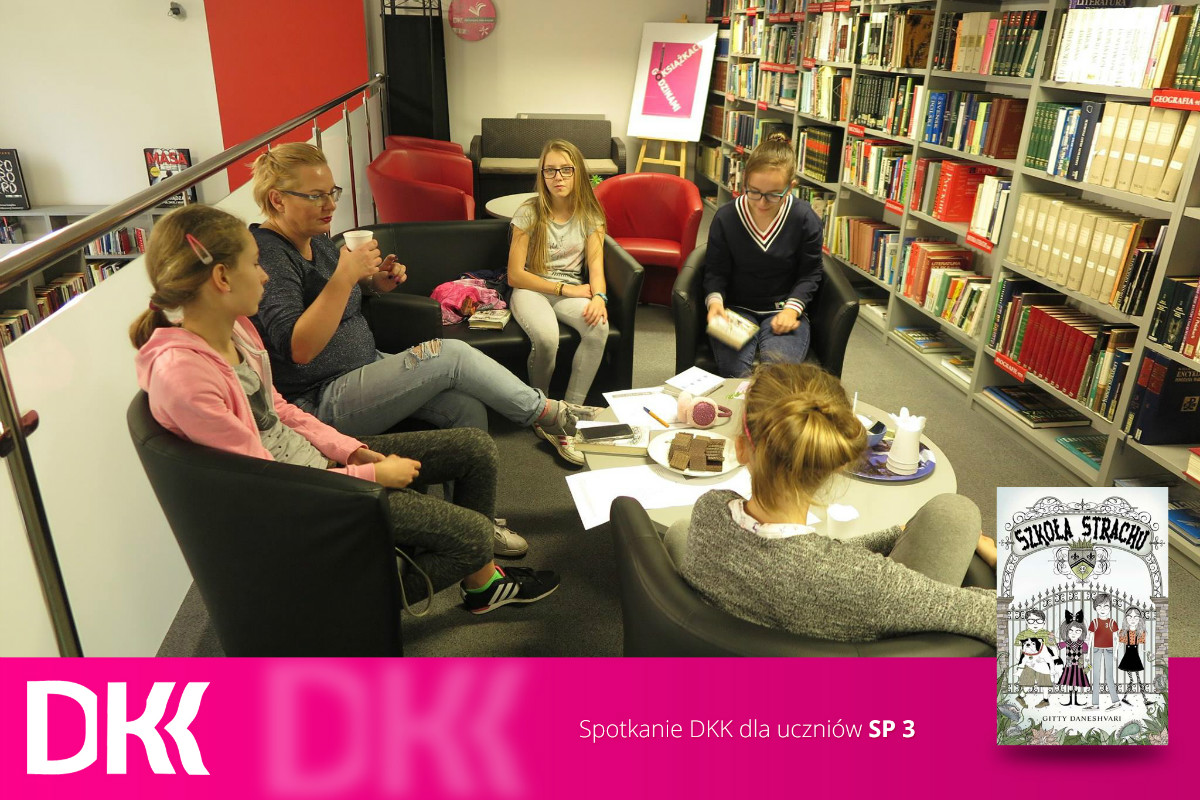 Wnętrze biblioteki. Na fotelach siedzą uczestnicy DKK SP 3 i omawiają  książkę "Szkoła strachu" Gitty Daneshvari. 