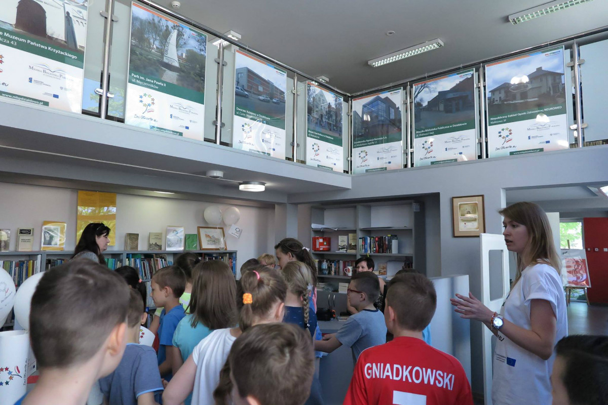 Grupa dzieci zwiedza oddział dla dorosłych w MBP w Działdowie.