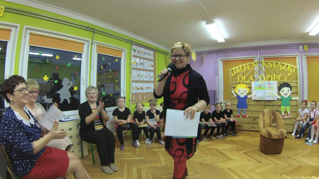 Wnętrze Przedszkola nr 4, z mikrofonem prezes DKS Renata Buczyńska.