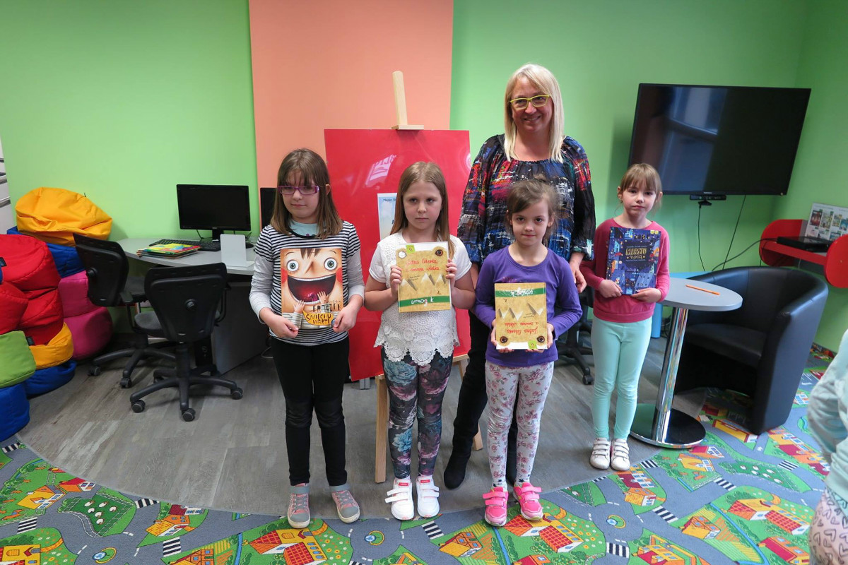 Cztery dziewczynki z książkami autorki Agnieszki Frączek w oddziale dla dzieci. 