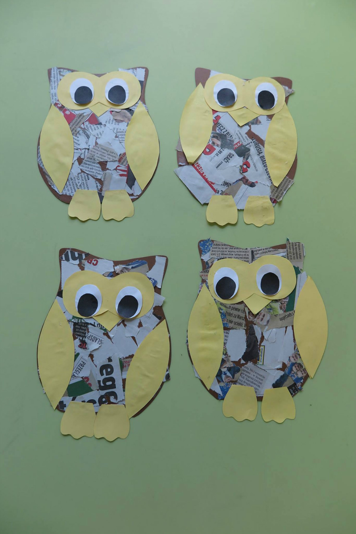 Cztery sowy wykonane z papieru przez dzieci. 