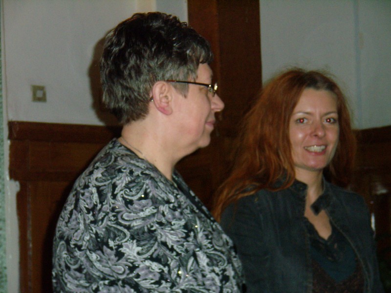 Wnętrze szkoły muzycznej. Pisarka Katarzyna Enerlich i Ewa Sotomska.