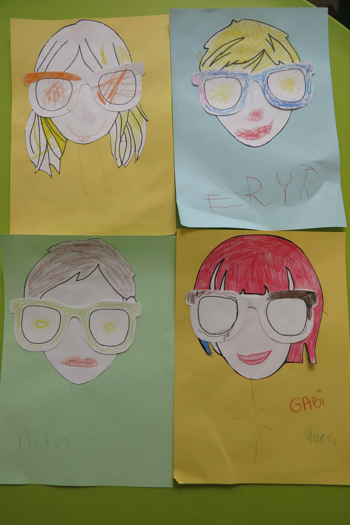 Cztery prace plastyczne dzieci przedstawiające twarze dzieci. 