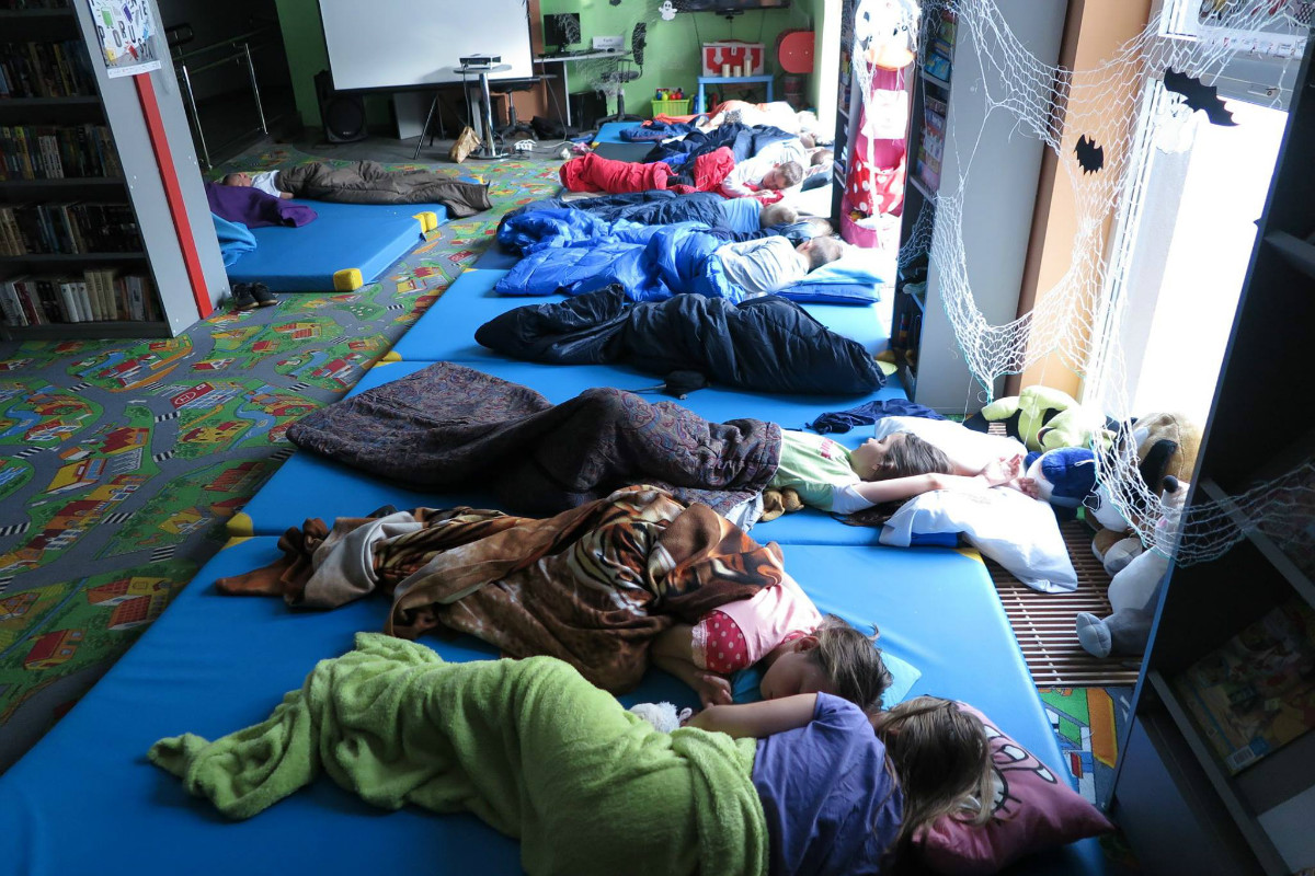 W oddziale dla dzieci śpi grupa śmiałków z okazji nocy w bibliotece.
