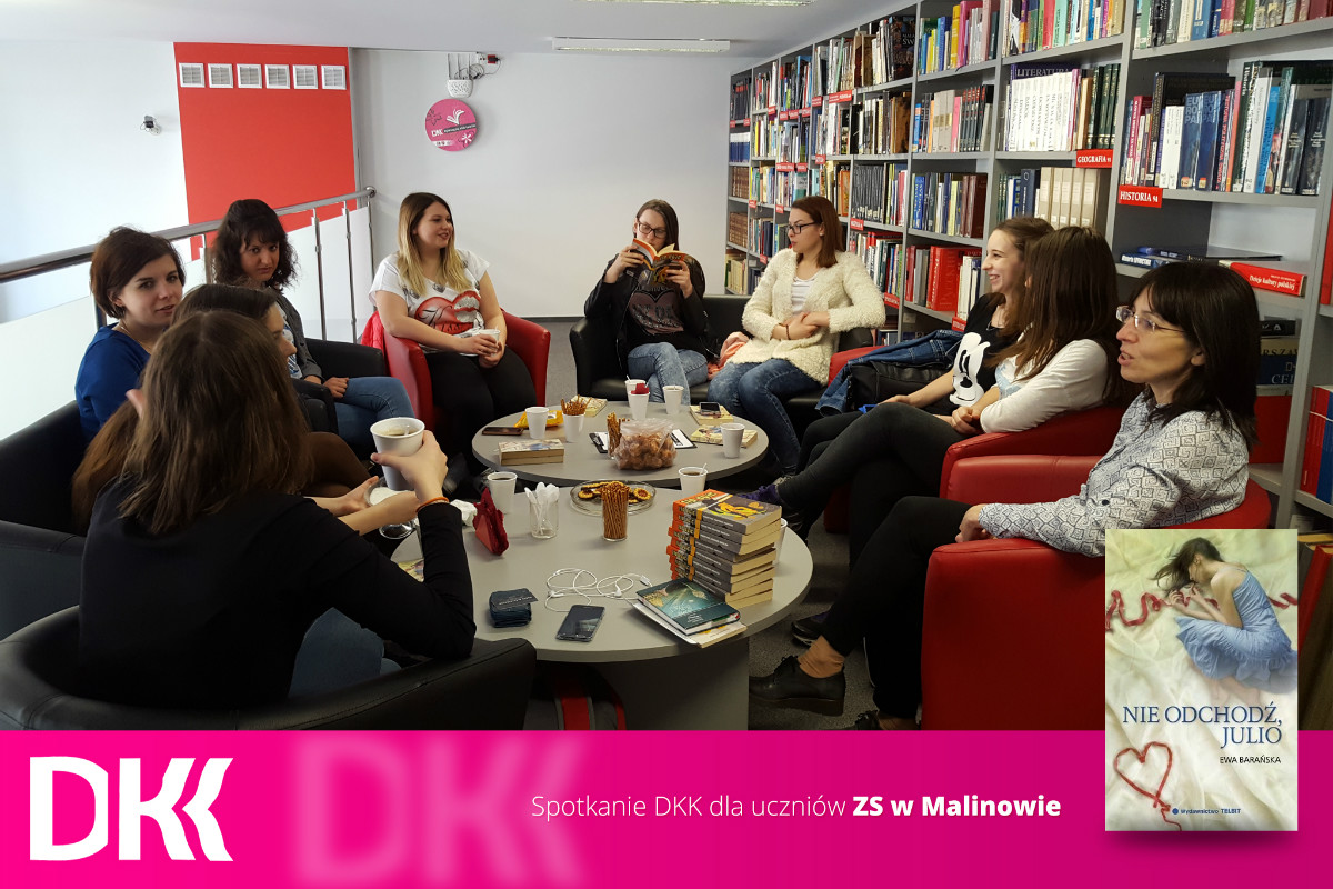 Wnętrze biblioteki. Przy stolikach siedzą uczestnicy klubu DKK ZS Malinowo, wspólnie omawiają książkę pt. "Nie odchodź, Julio" autorstwa Ewy Barańskiej.