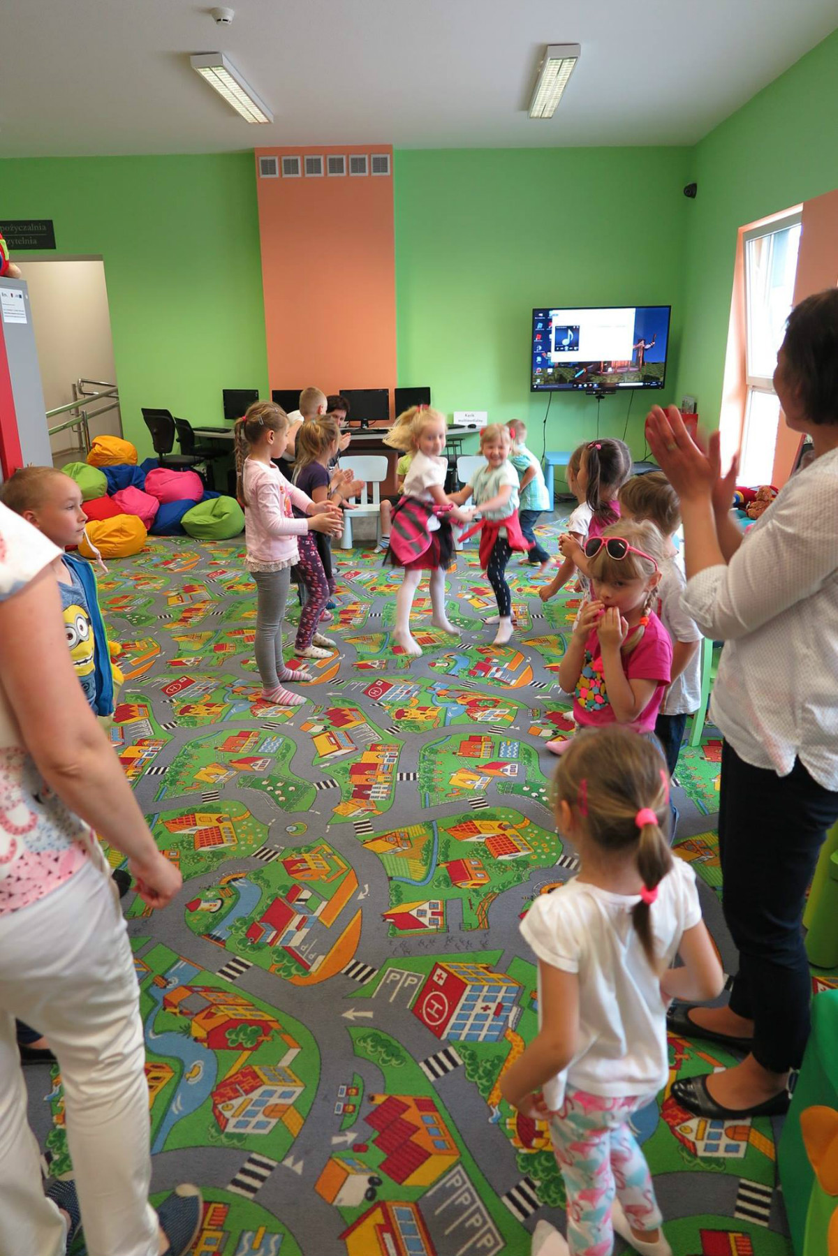 Grupa przedszkolaków z Narzymia tańczy do dziecięcych piosenek.