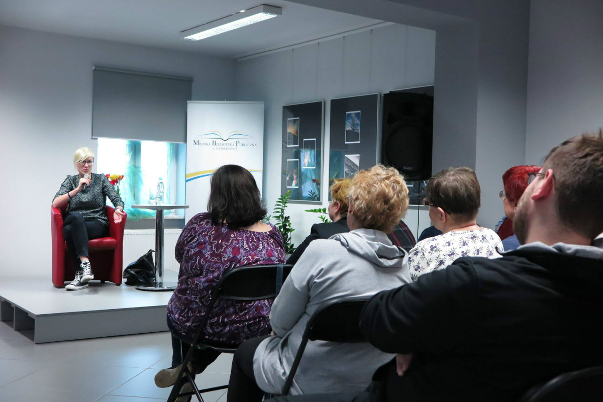 Publiczność zgromadzona na spotkanie z autorką Katarzyną Puzyńską.