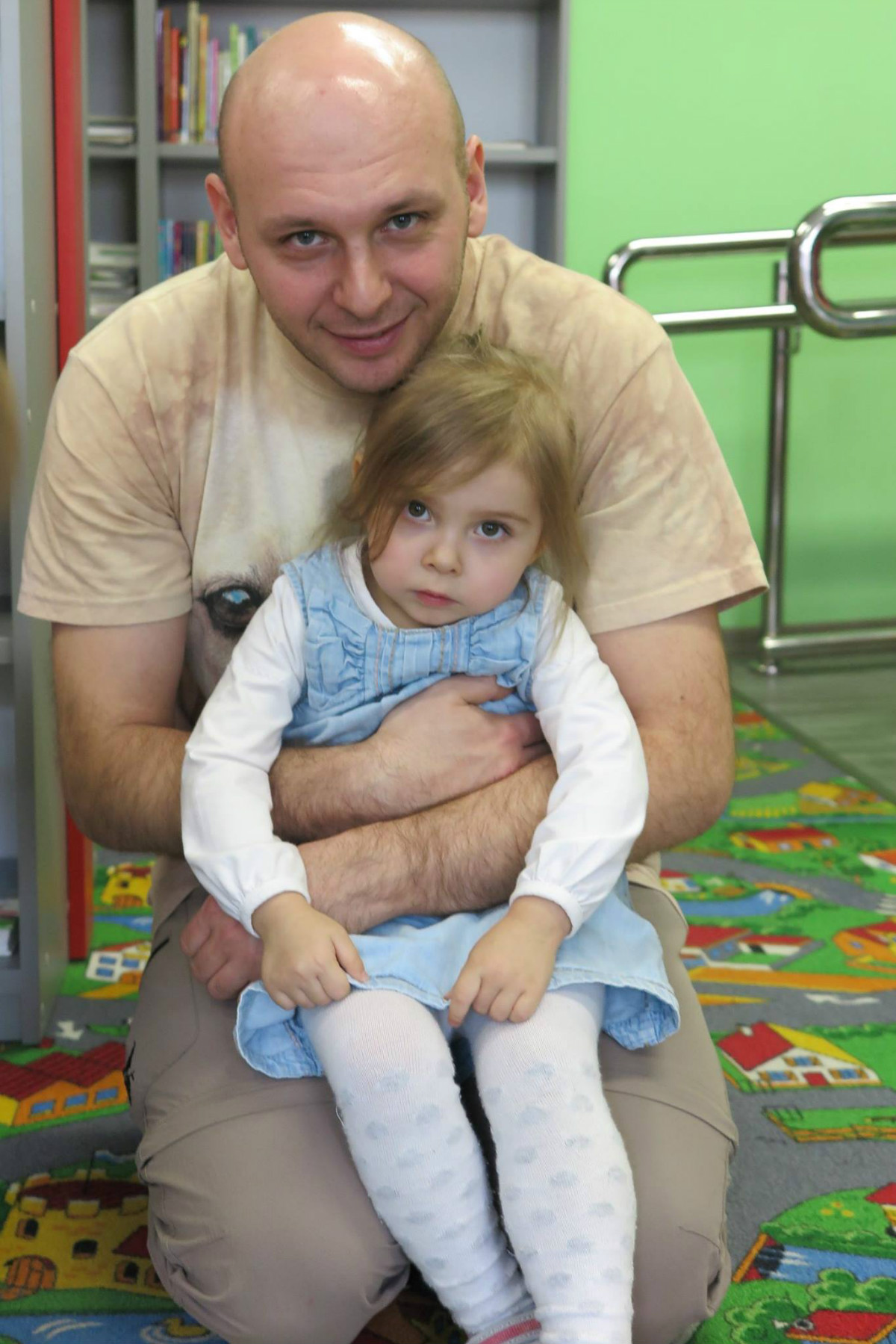 Córka z tatą w oddziale dla dzieci. 