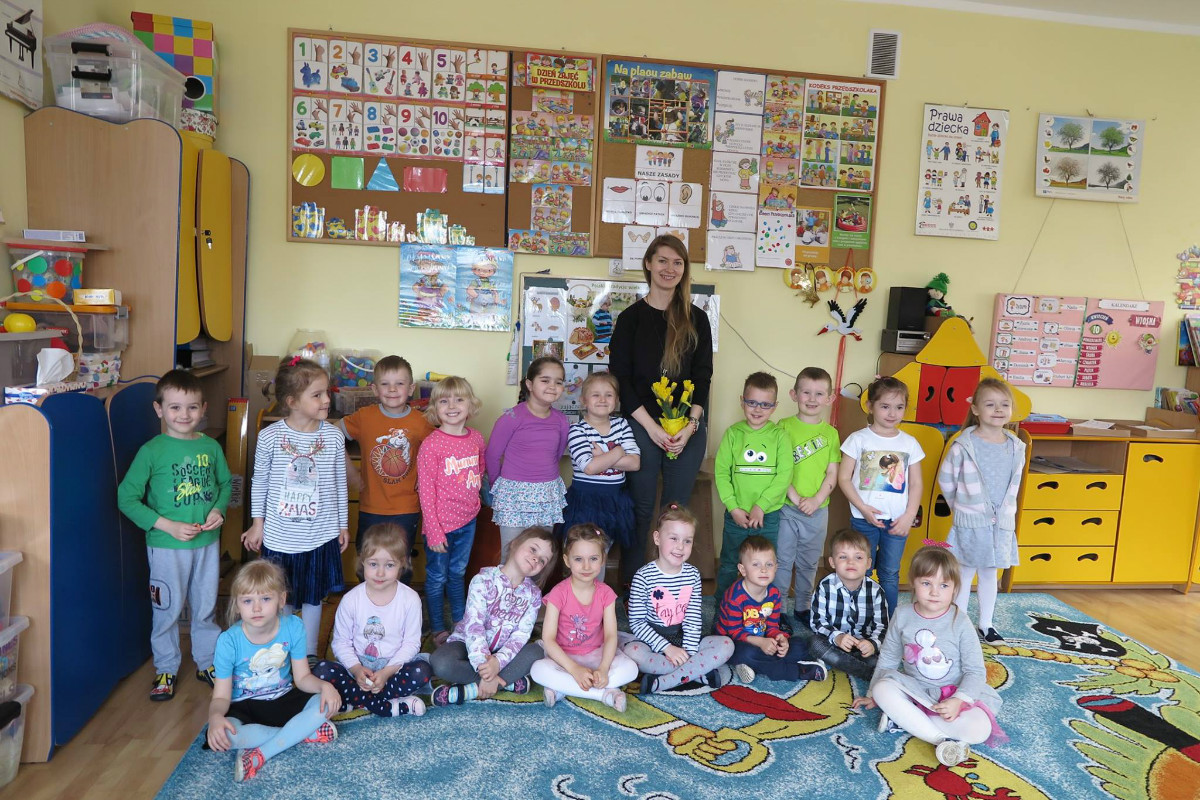 Wnętrze Przedszkola nr 1 , grupa dzieci z bibliotekarką Aleksandrą Cybulską.