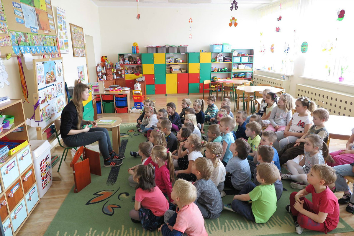 Wnętrze Przedszkola nr 1 , grupa dzieci z bibliotekarką Aleksandrą Cybulską.