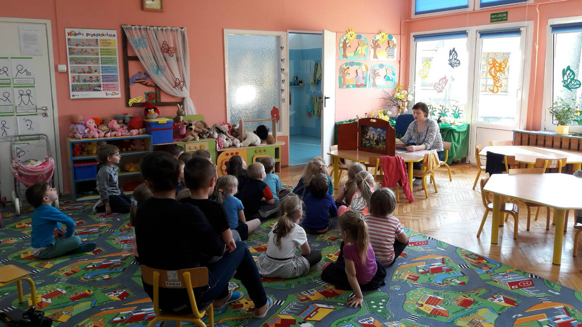 Wnętrze Przedszkola nr 5, bibliotekarka Ania Wiśniewska czyta teatrzyk  Kamishibai w grupie I, III, V.