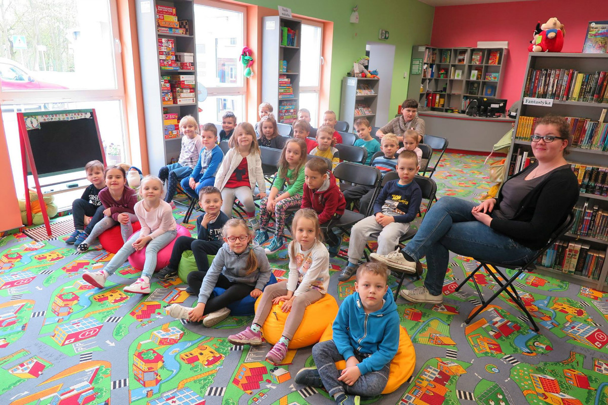 Grupa dzieci bierze udział w zajęciach z autorką Elżbietą Zubrzycką. 