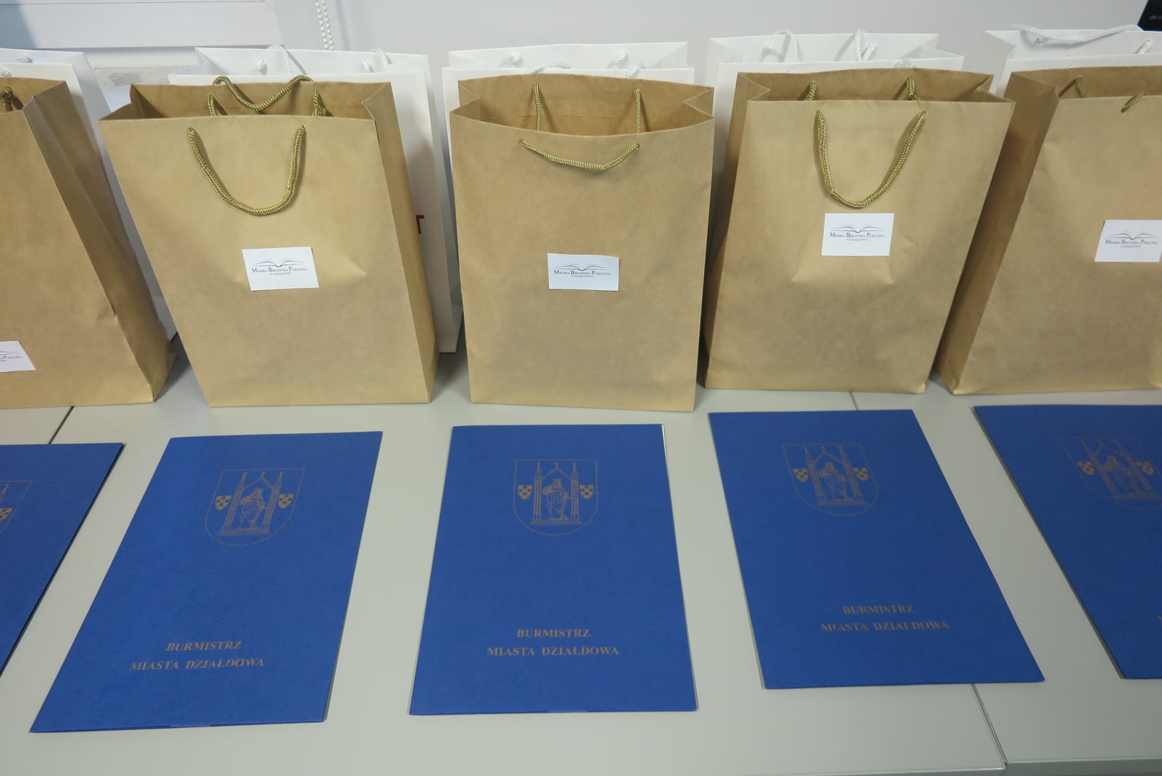 Dyplomy oraz torebki z nagrodami dla laureatów konkursu. 