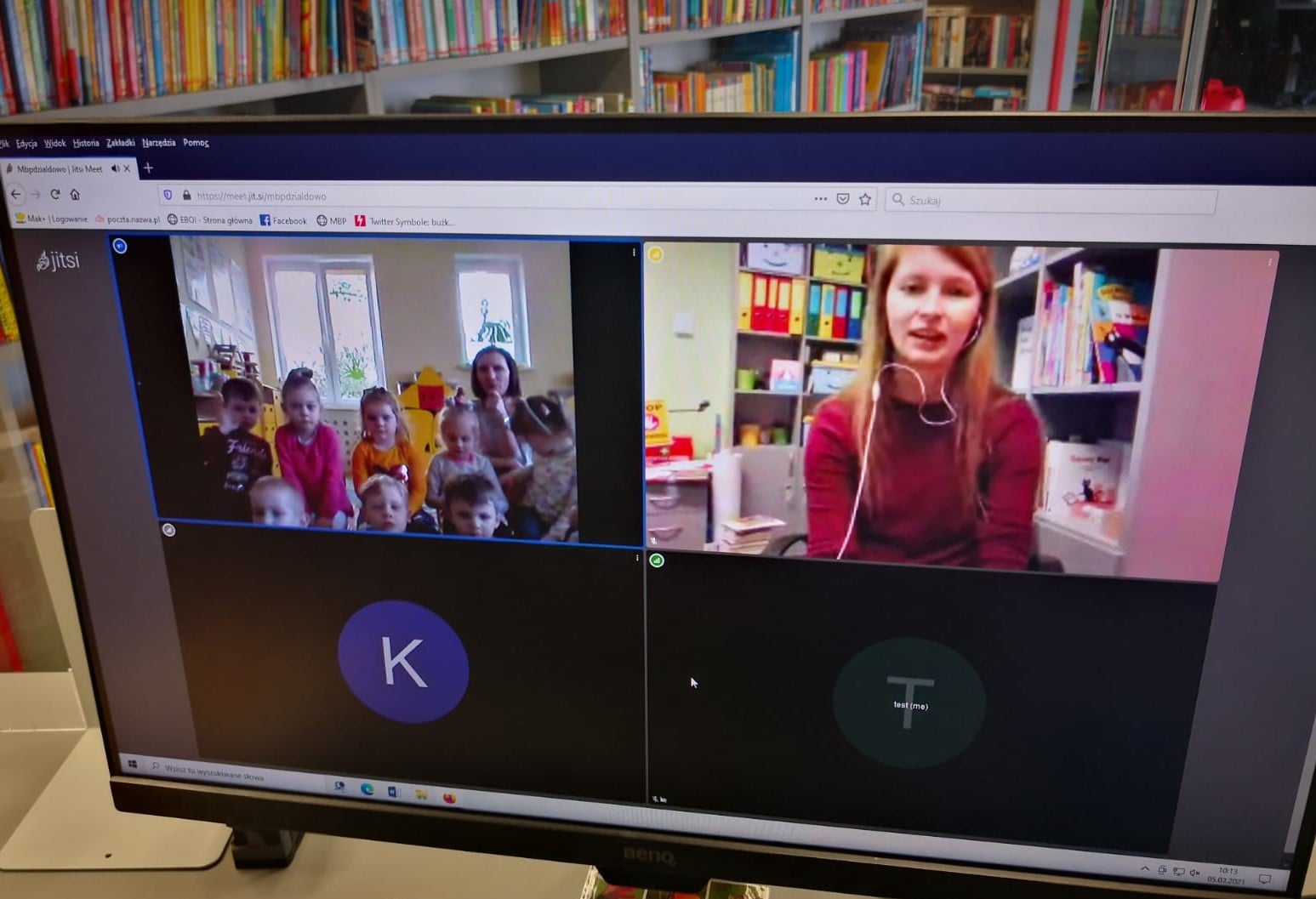 ekran monitora z włączonym komunikatorem do wideokonferencji z bibliotekarką Olą i dziećmi z przedszkola nr1 