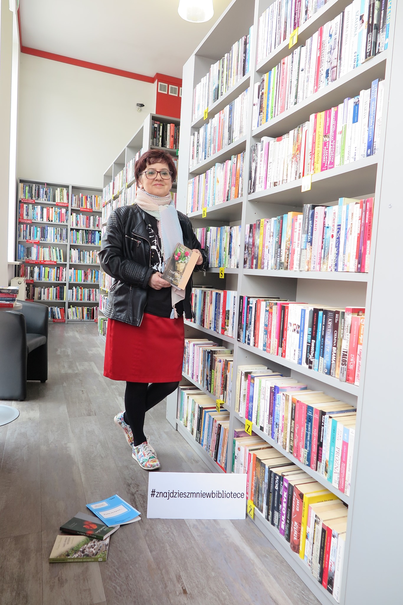 Krystyna Sztramska w bibliotece