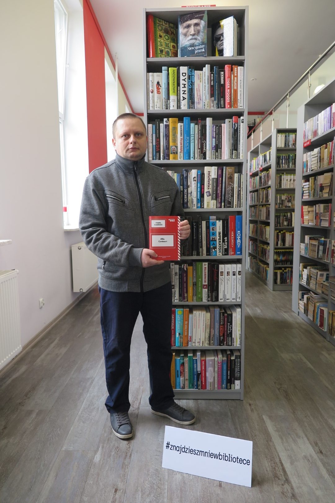 Paweł Kamiński trzymający swój tomik poezji :Alfa centauri"
