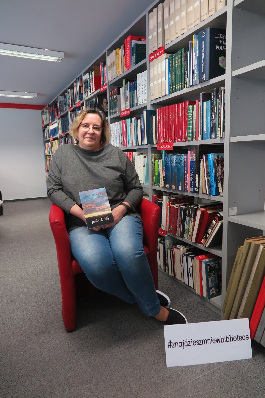 Sylwia Kaczmarczyk w bibliotece