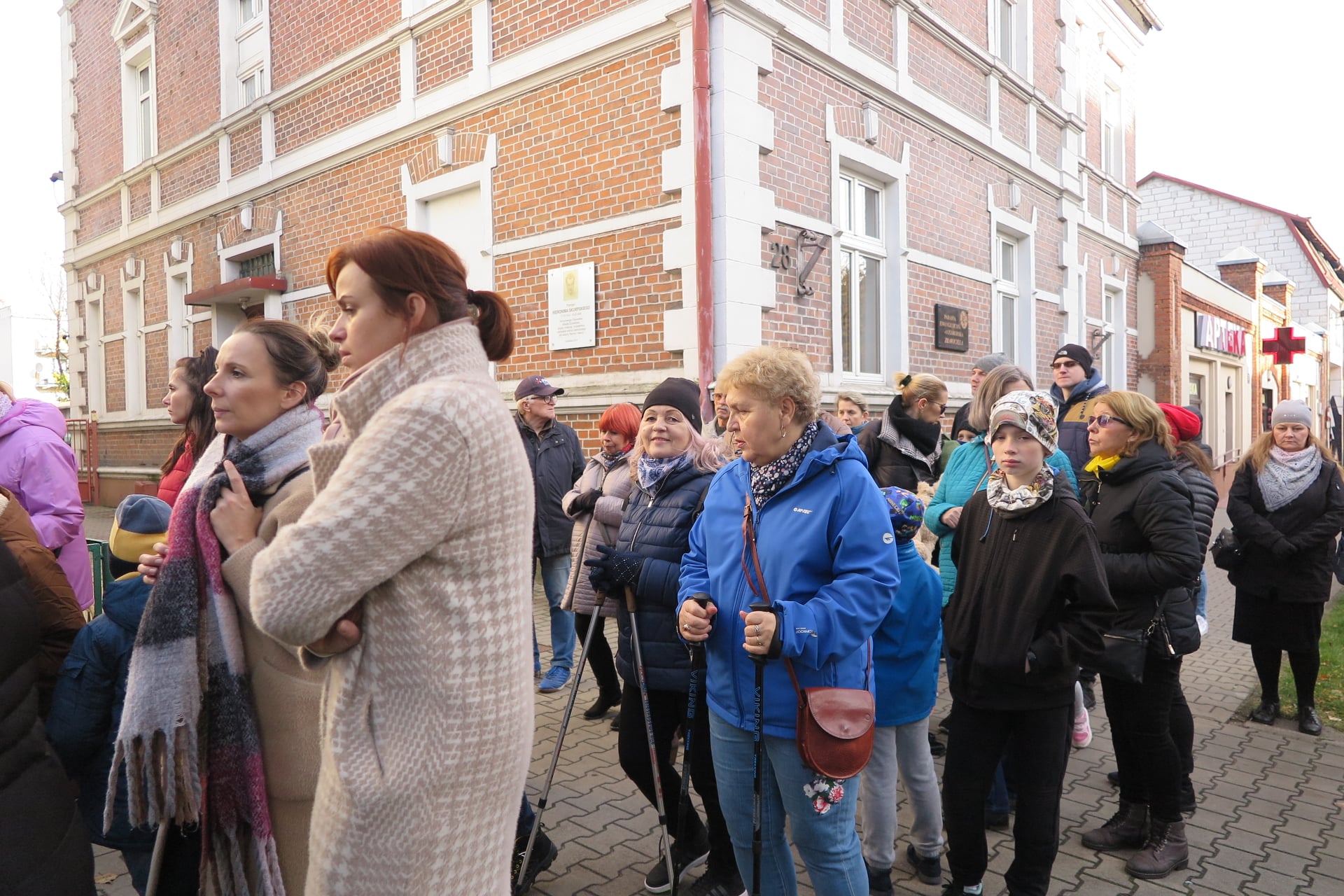 uczestnicy marszu przed tablicą pamiątkową Hieronima Skurpskiego