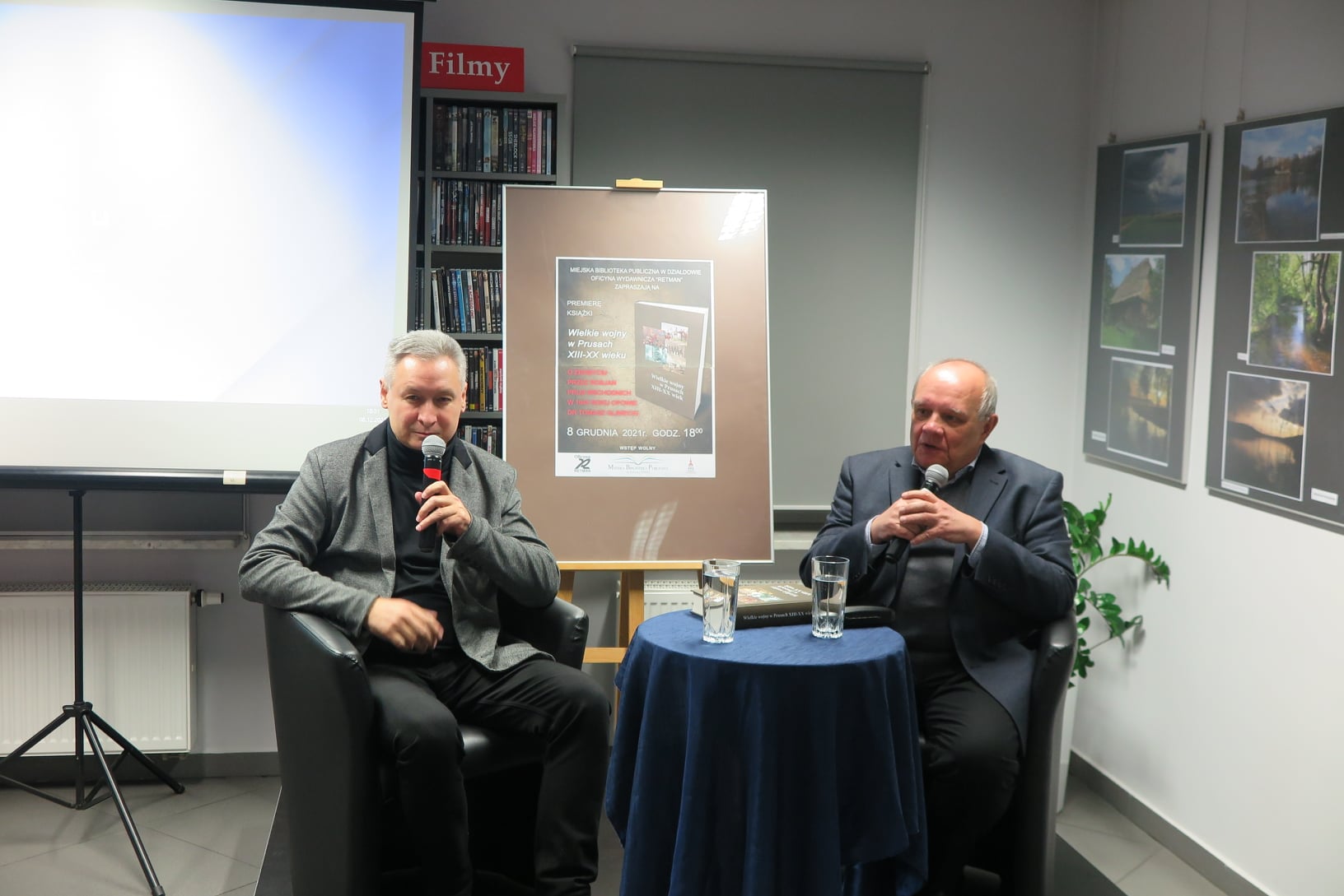 w fotelach siedzą dr Tomasz Gliniecki i Waldemar Mierzwa, w tle plakat ze promocyjny i ekran projektora