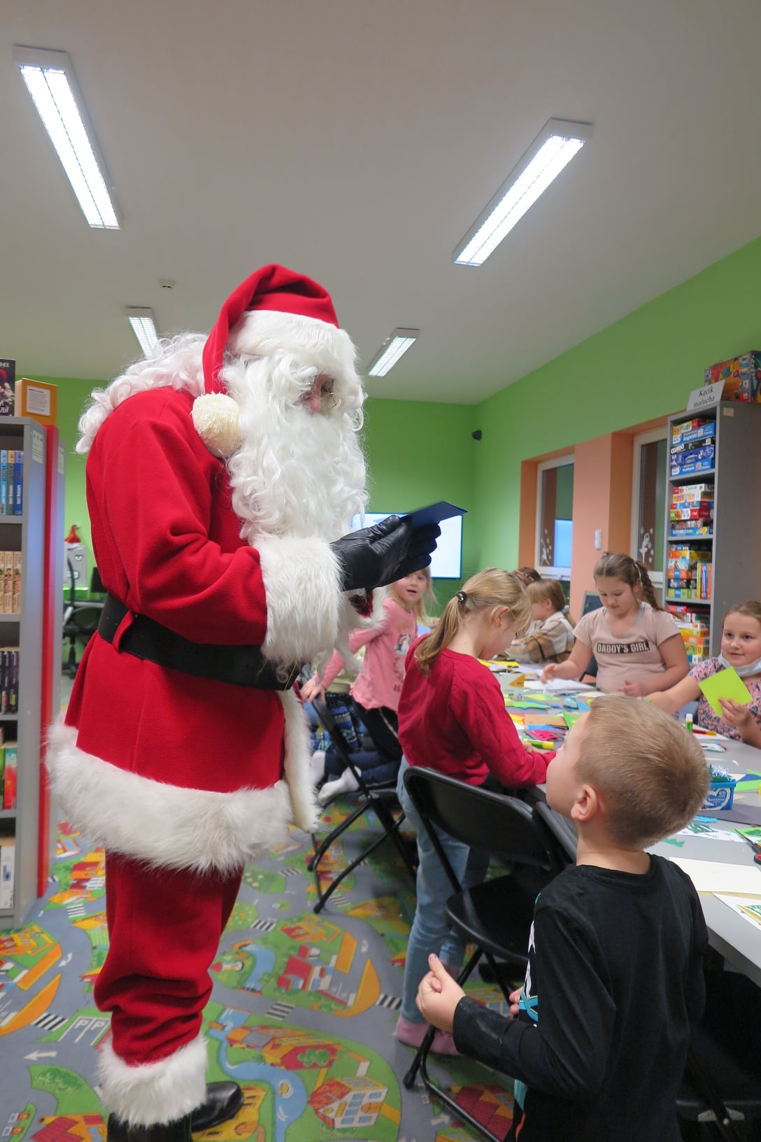 oddział dla dzieci, Mikołaj ogląda wykonane przez dzieci kartki świąteczne