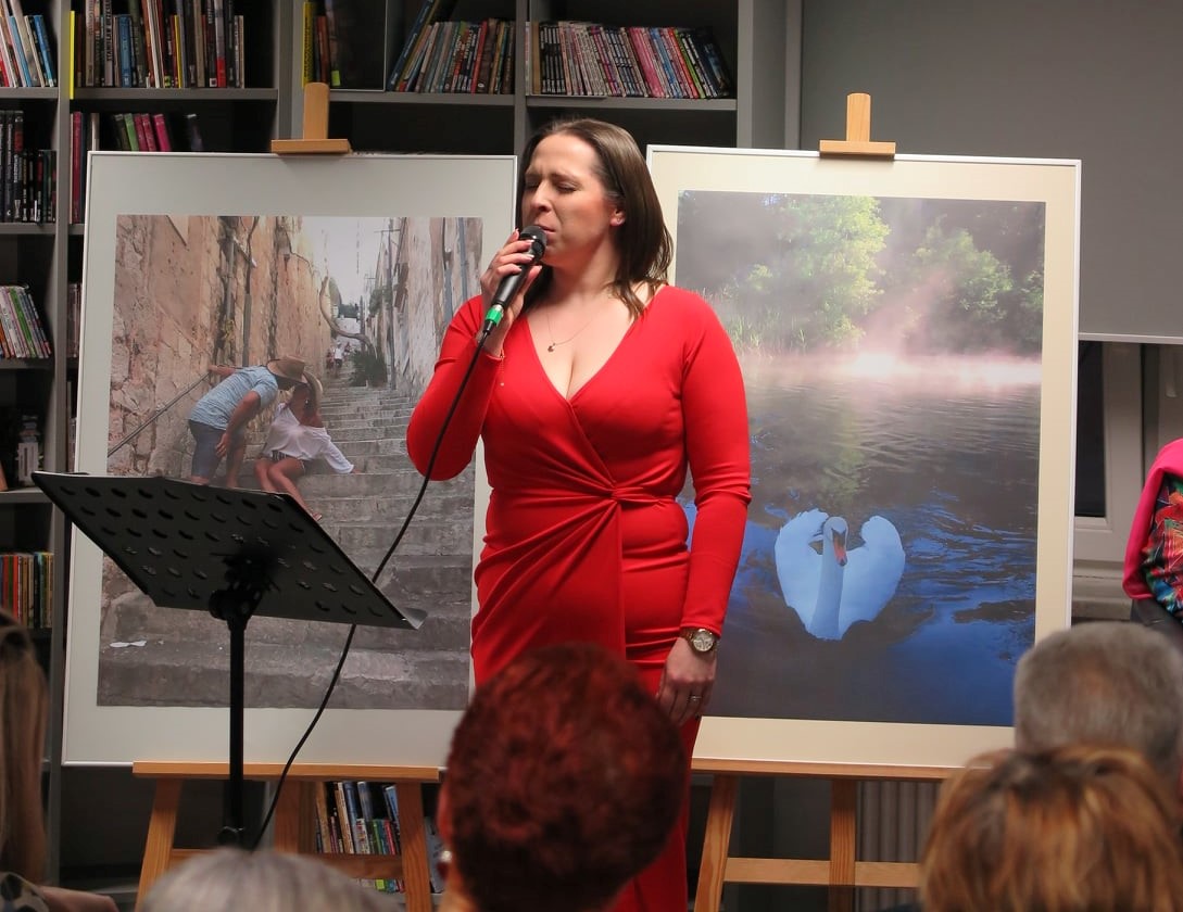 Marta Wiadrowska zapewnia oprawą muzyczną podczas promocji książki