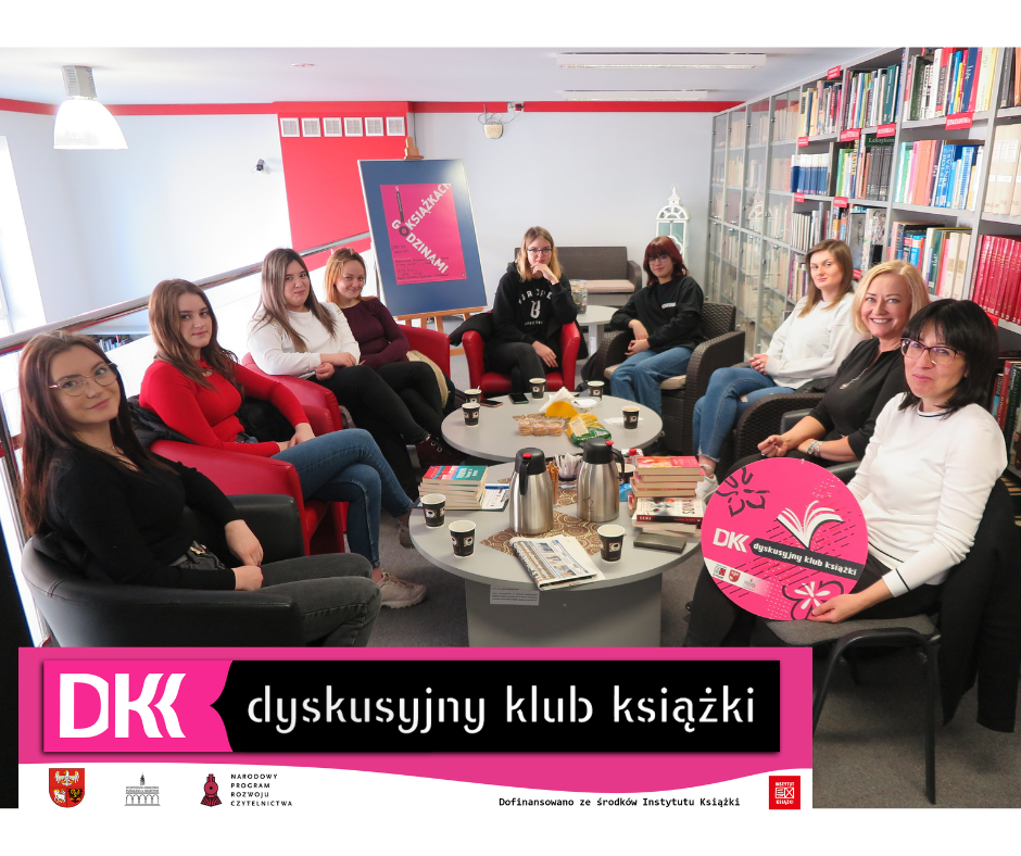 9 kobiet sieci w fotelach przy dwóch stolikach, na których leżą książki i kubki z kawą, jedna z nich trzyma okrągłe logo DKK