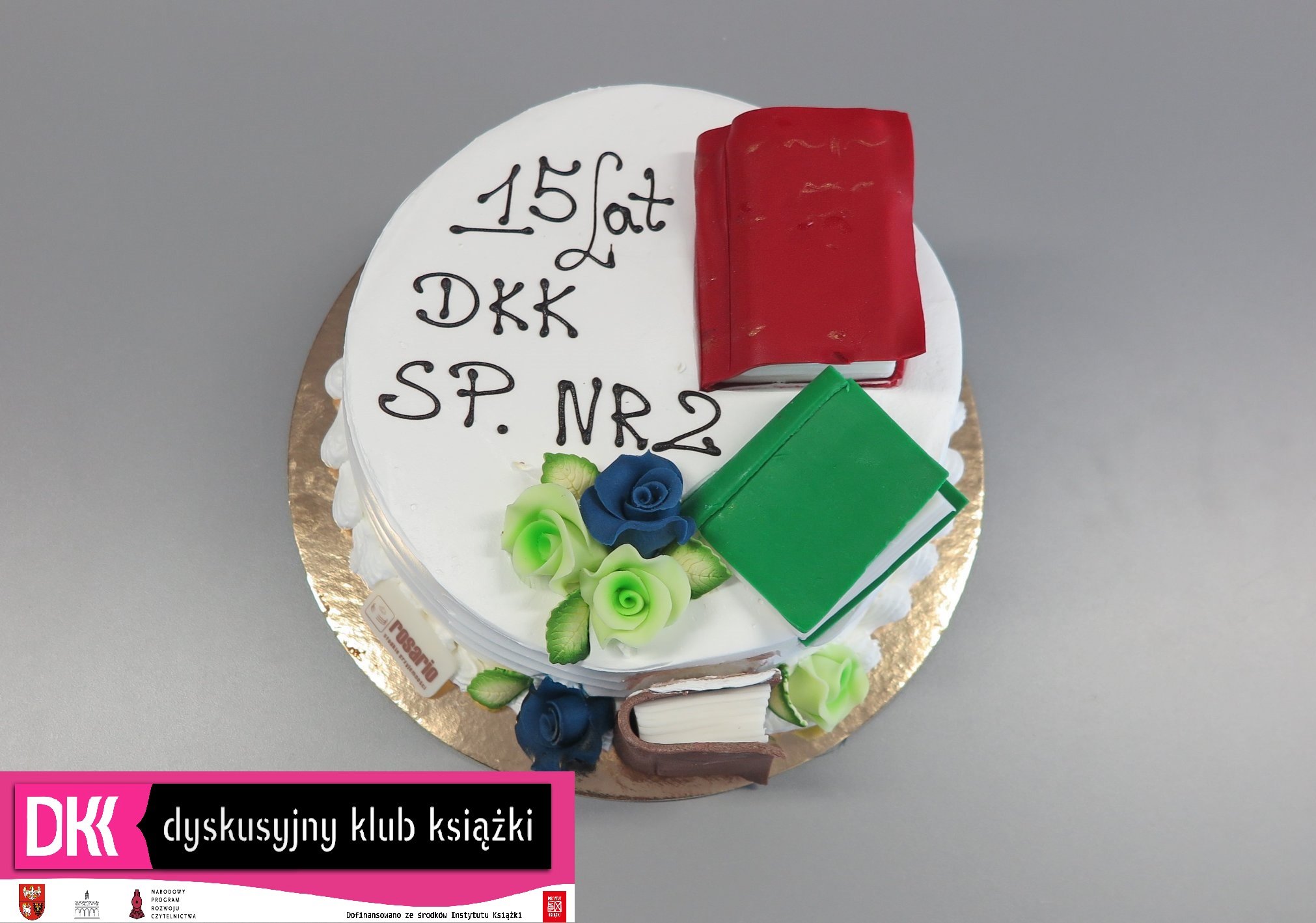 tort z napisem 15 lat DKK SP. nr2, logo dkk na dole