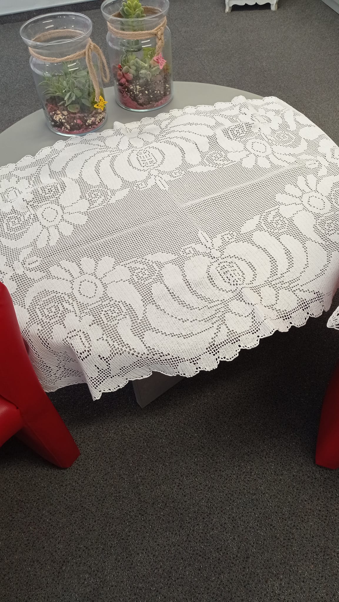 haftowane obrus leży na stoliku