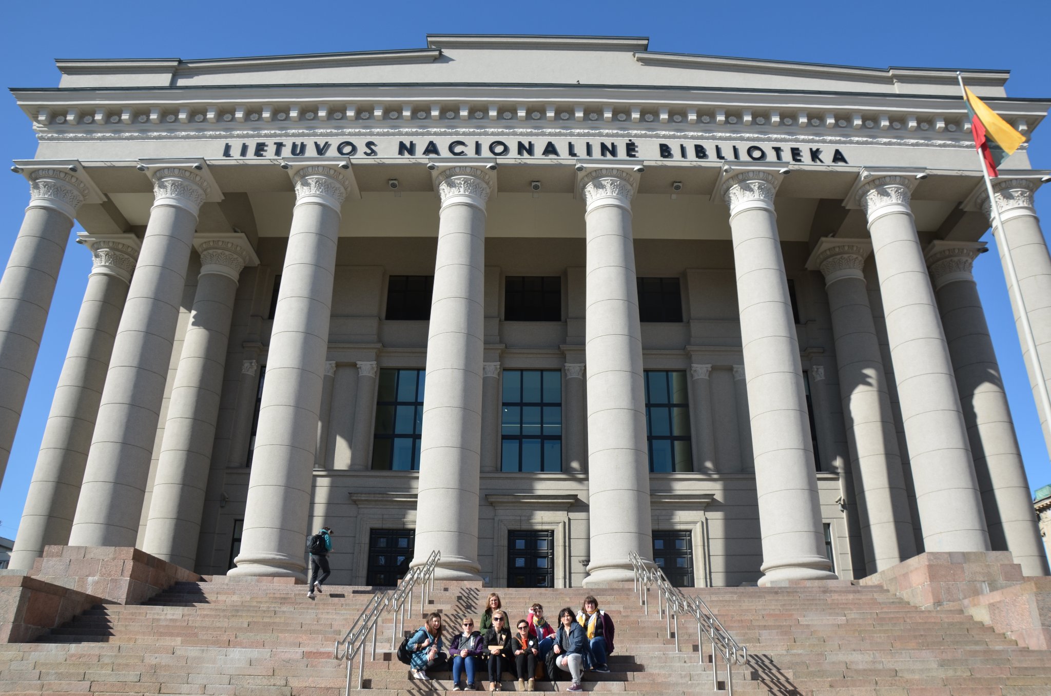 uczestnicy wyjazdu przed biblioteką w Wilnie