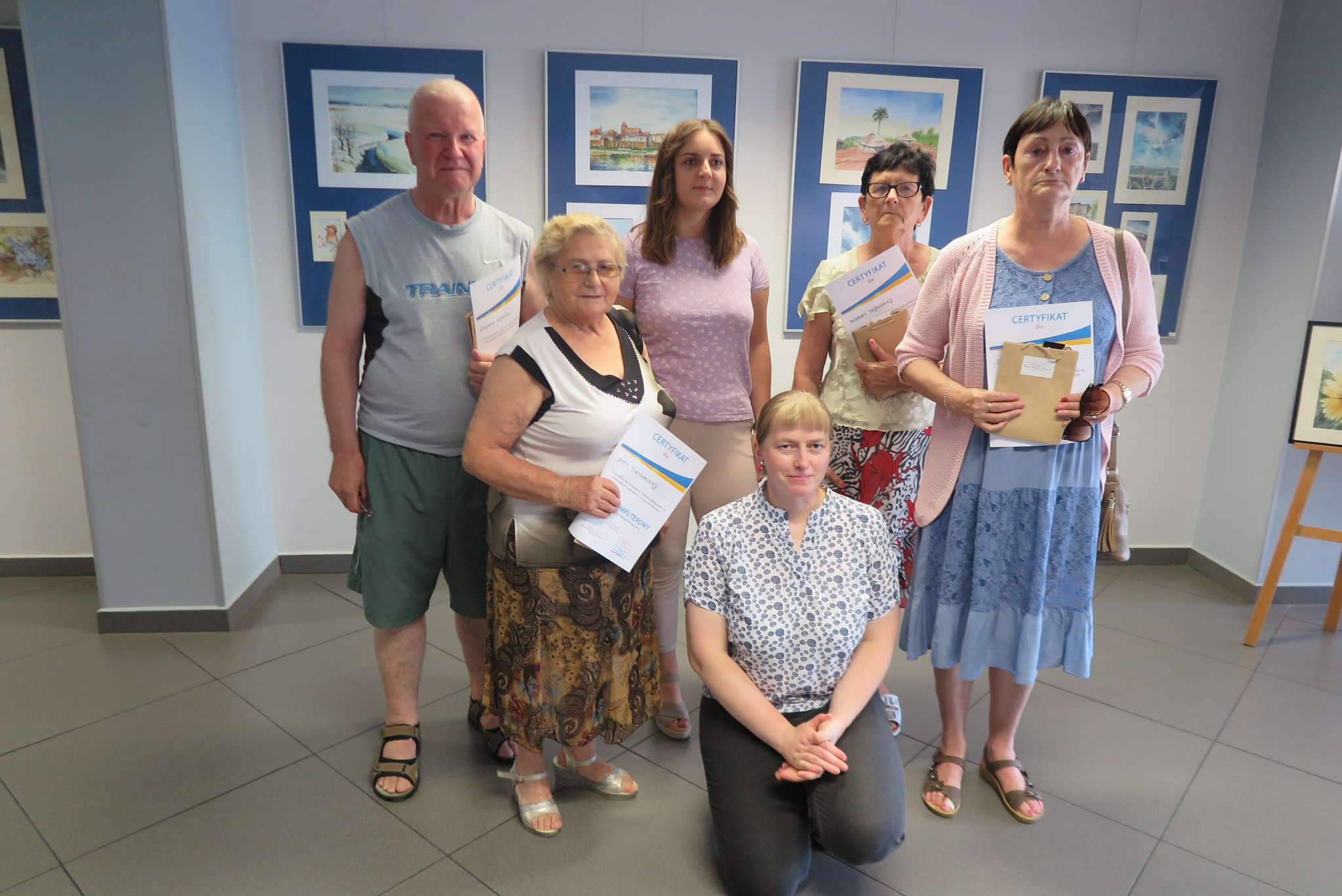 zdjęcie grupowe uczestników kursu komputerowego dla seniorów z bibliotekarką Małgorzatą
