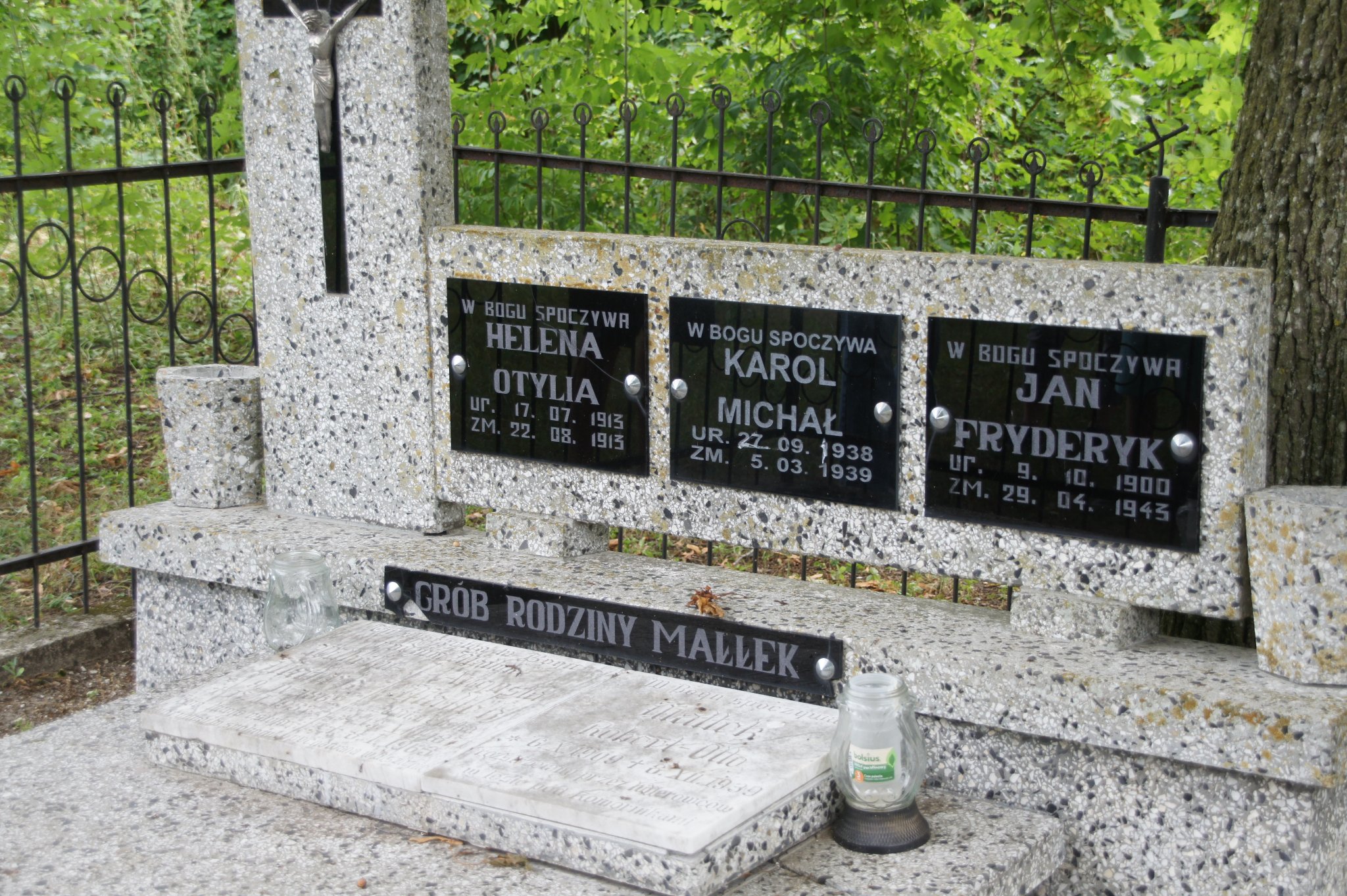 grób rodzinny w którym pochowano Karola Małłka