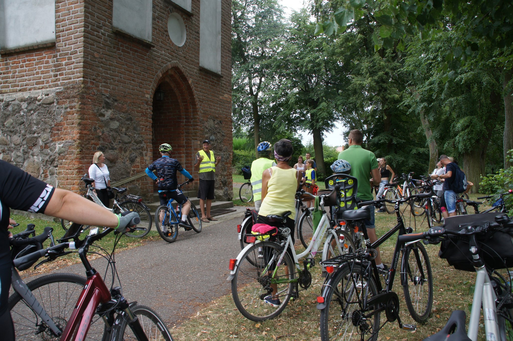 postój uczestników rajdu rowerowego przed starym kościołem