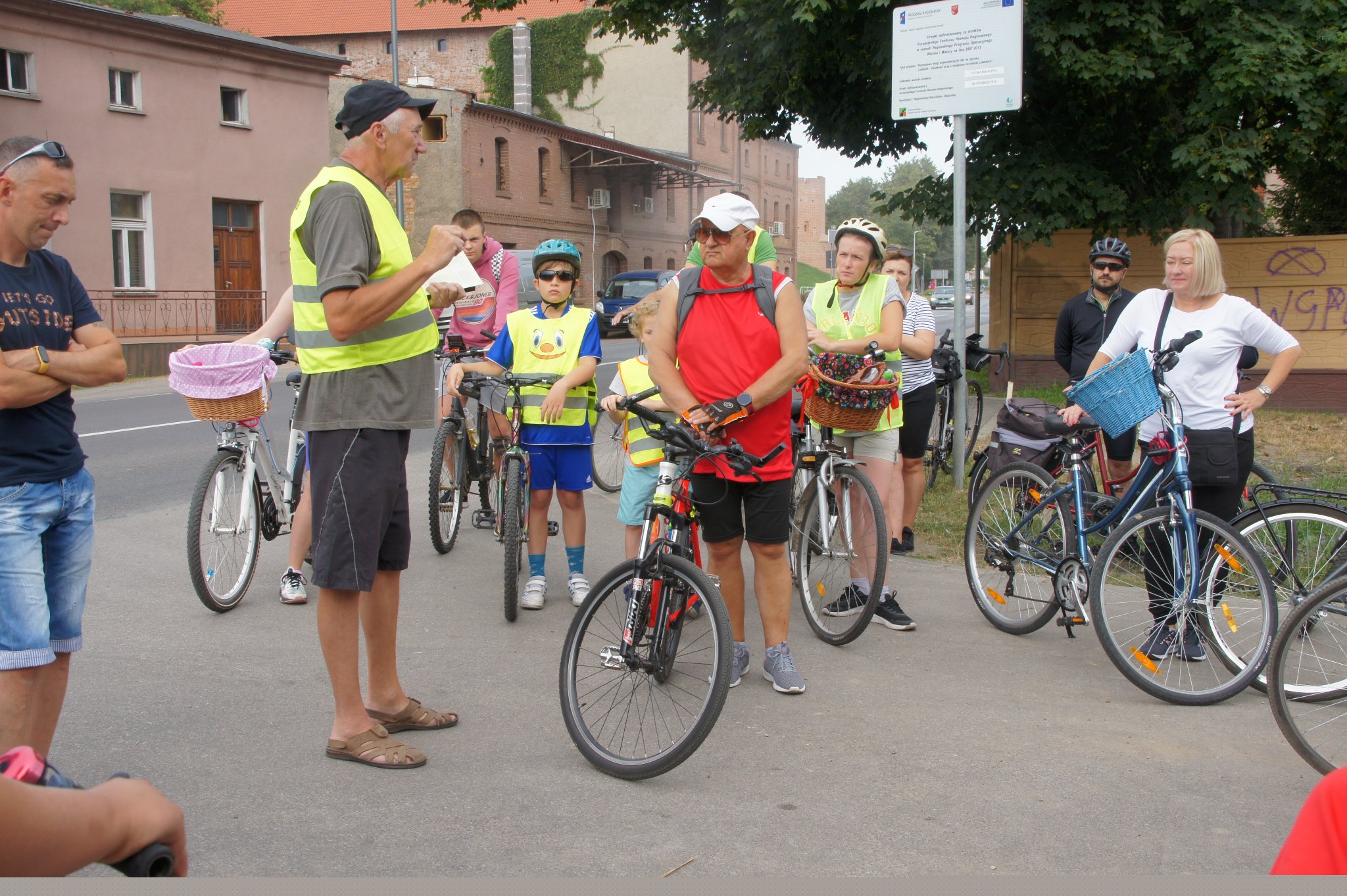 zbiórka uczestników rajdu rowerowego przy ulicy mławskiej