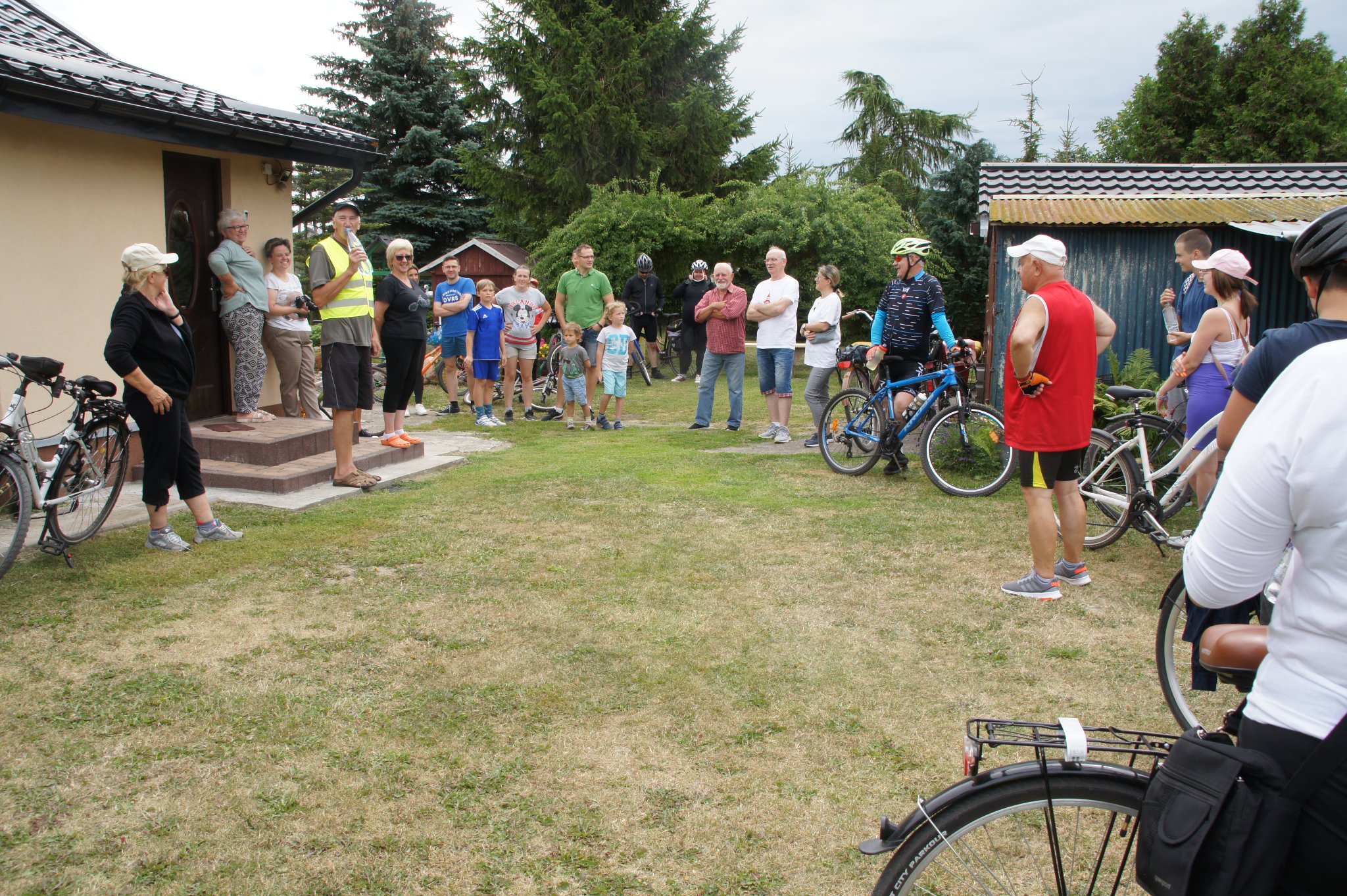 drugi postój uczestników rajdu rowerowego na na podwórzu gospodarstwa domowego