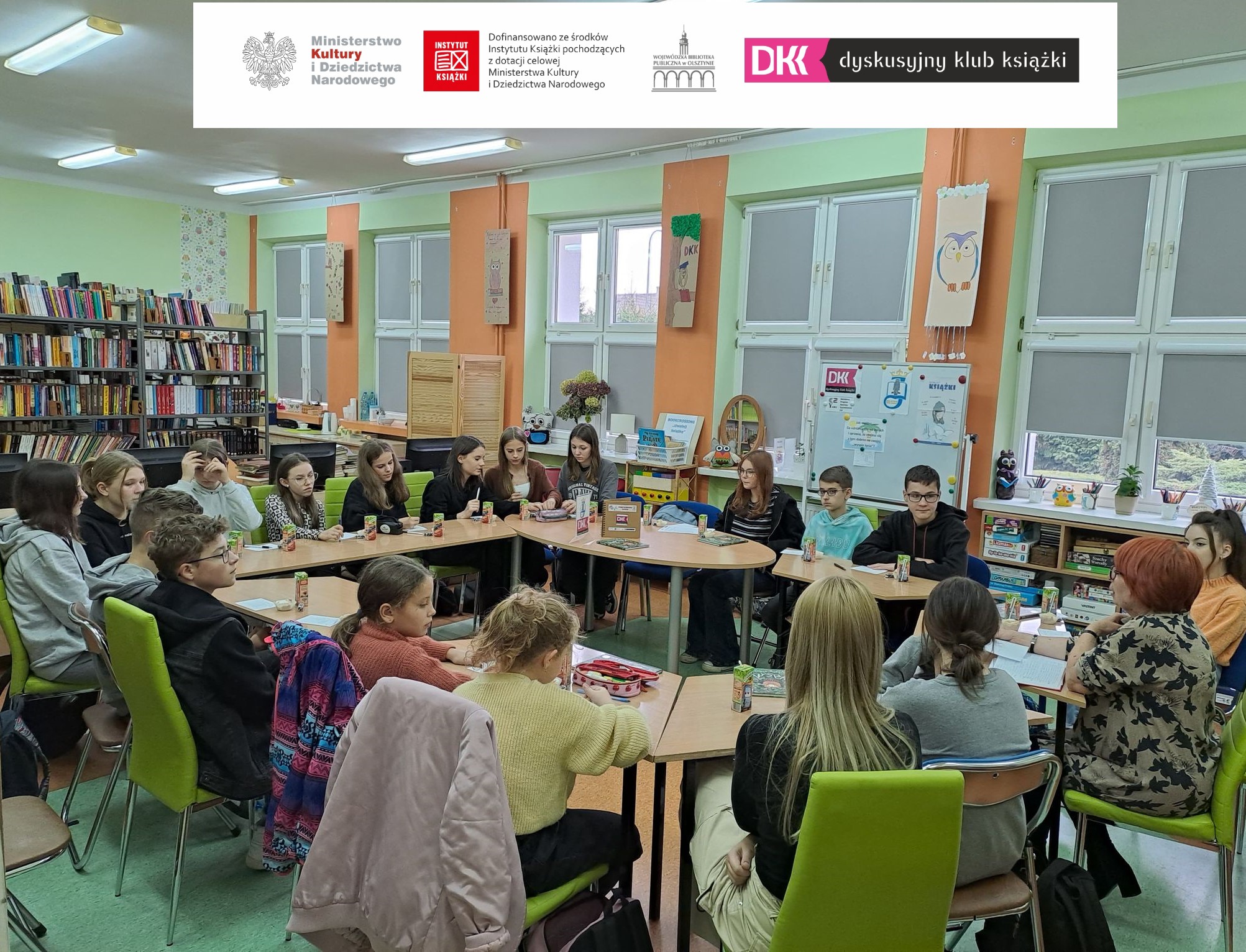 członkowie klubu DKK SP2 podczas spotkania w bibliotece szkolnej