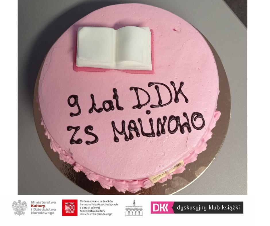 różowy tort z napisem 9 lat DKK ZS Malinowo