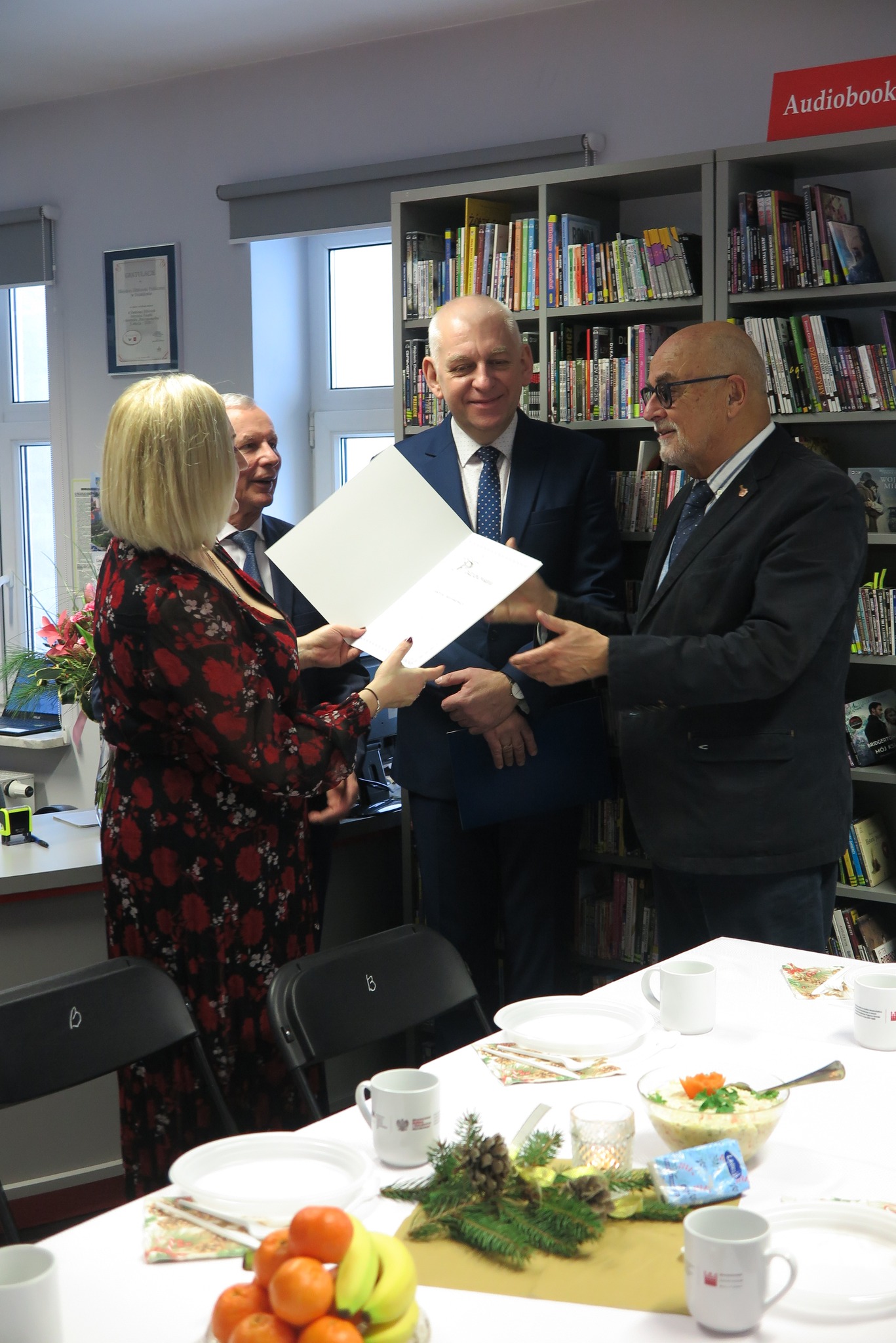 goście zaproszeni na odchody jubileuszu 15lecia pełnienia zadań biblioteki powiatowej wręczają podziękowania dyrektor mbp