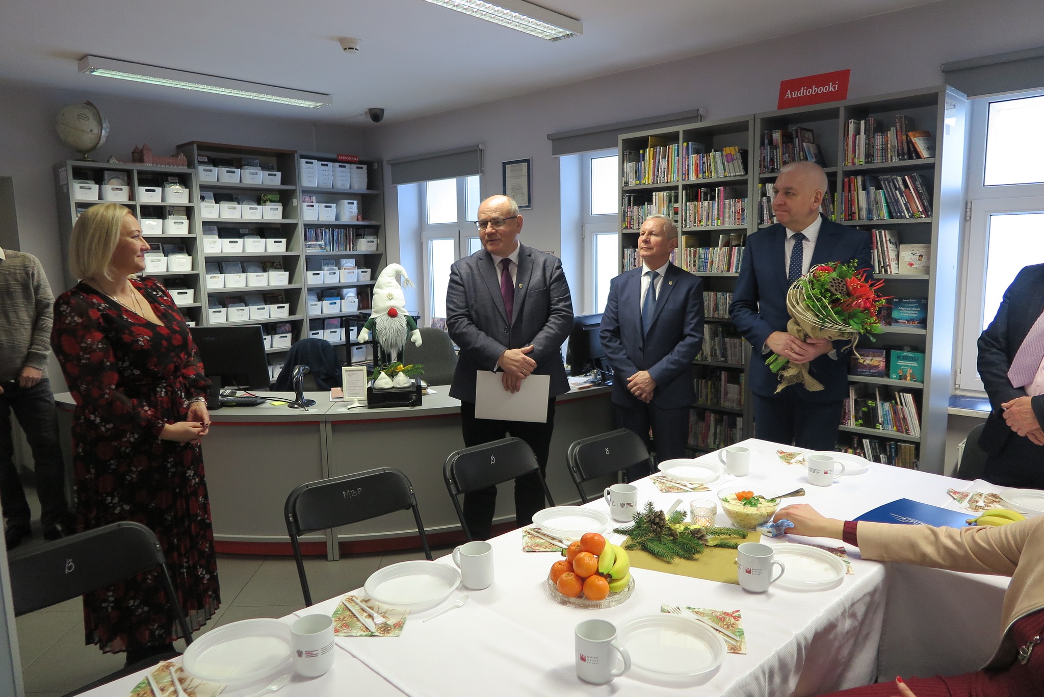 goście zaproszeni na odchody jubileuszu 15lecia pełnienia zadań biblioteki powiatowej wręczają podziękowania
